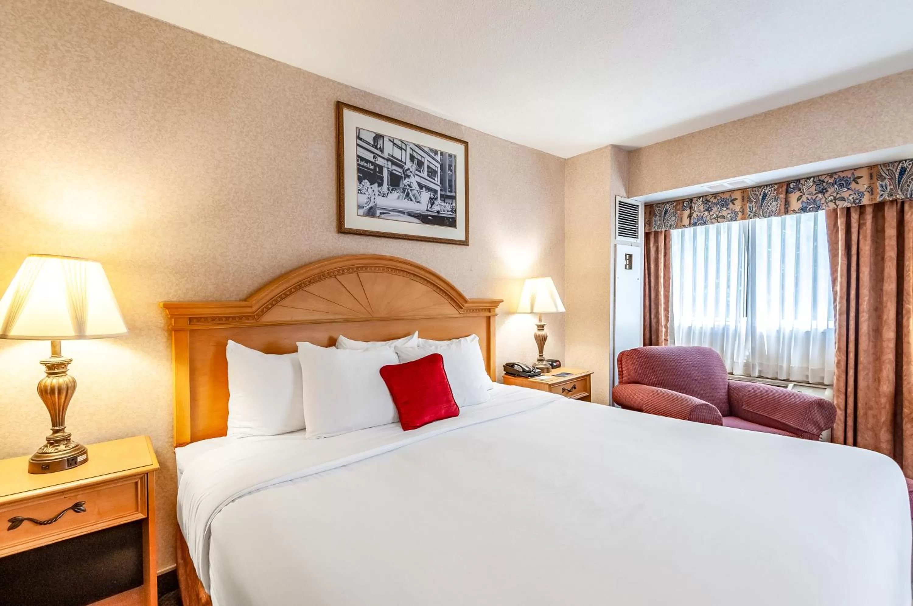 Bedroom, Bed in Red Lion Hotel Rosslyn Iwo Jima