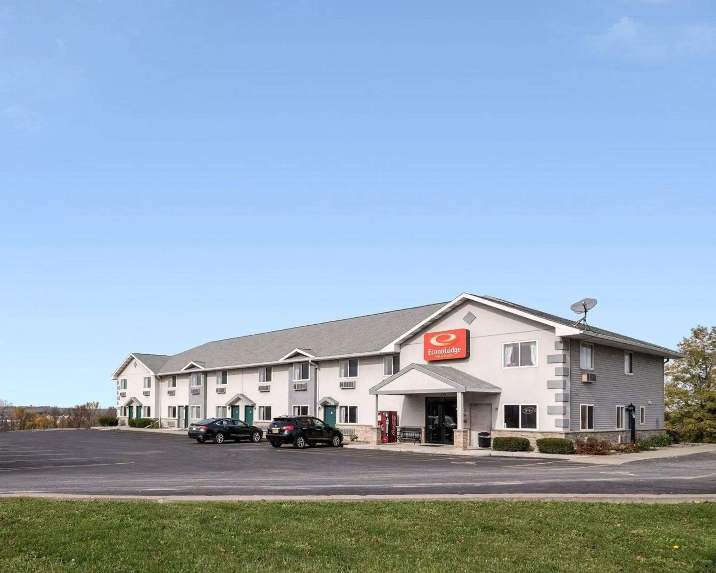 Property Building in Econo Lodge Inn & Suites Canandaigua