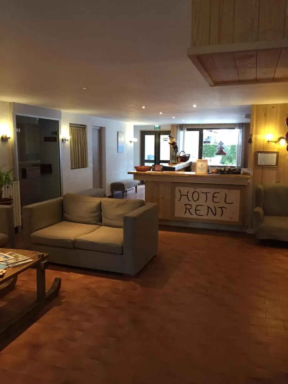 Communal lounge/ TV room in Hôtel Rent