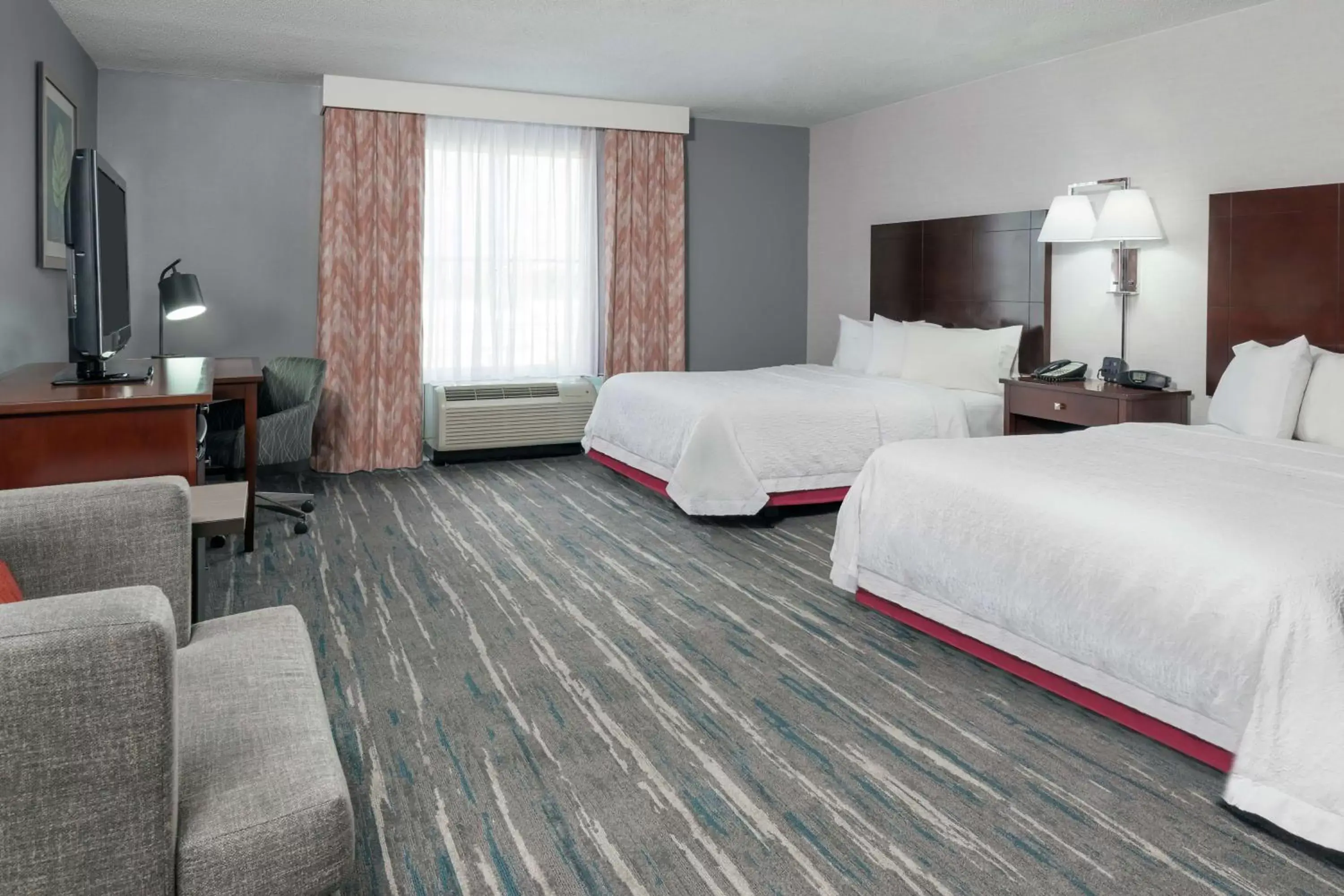 Bedroom in Hampton Inn & Suites Orlando Airport at Gateway Village