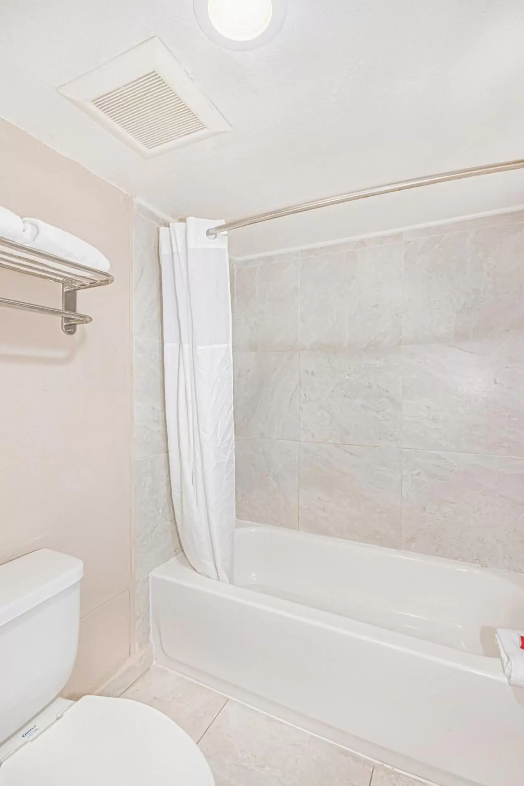 Shower, Bathroom in Casa Bella Inn & Suites