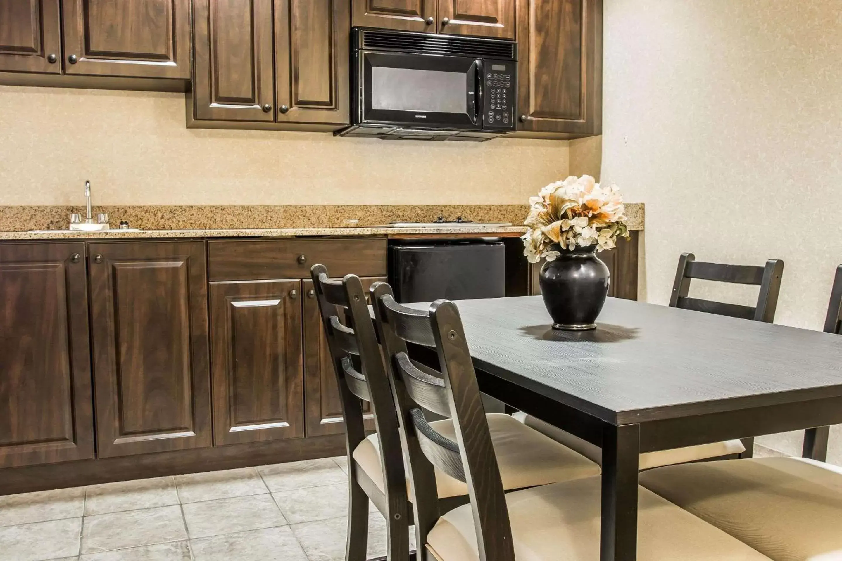 Photo of the whole room, Dining Area in Comfort Suites Canton