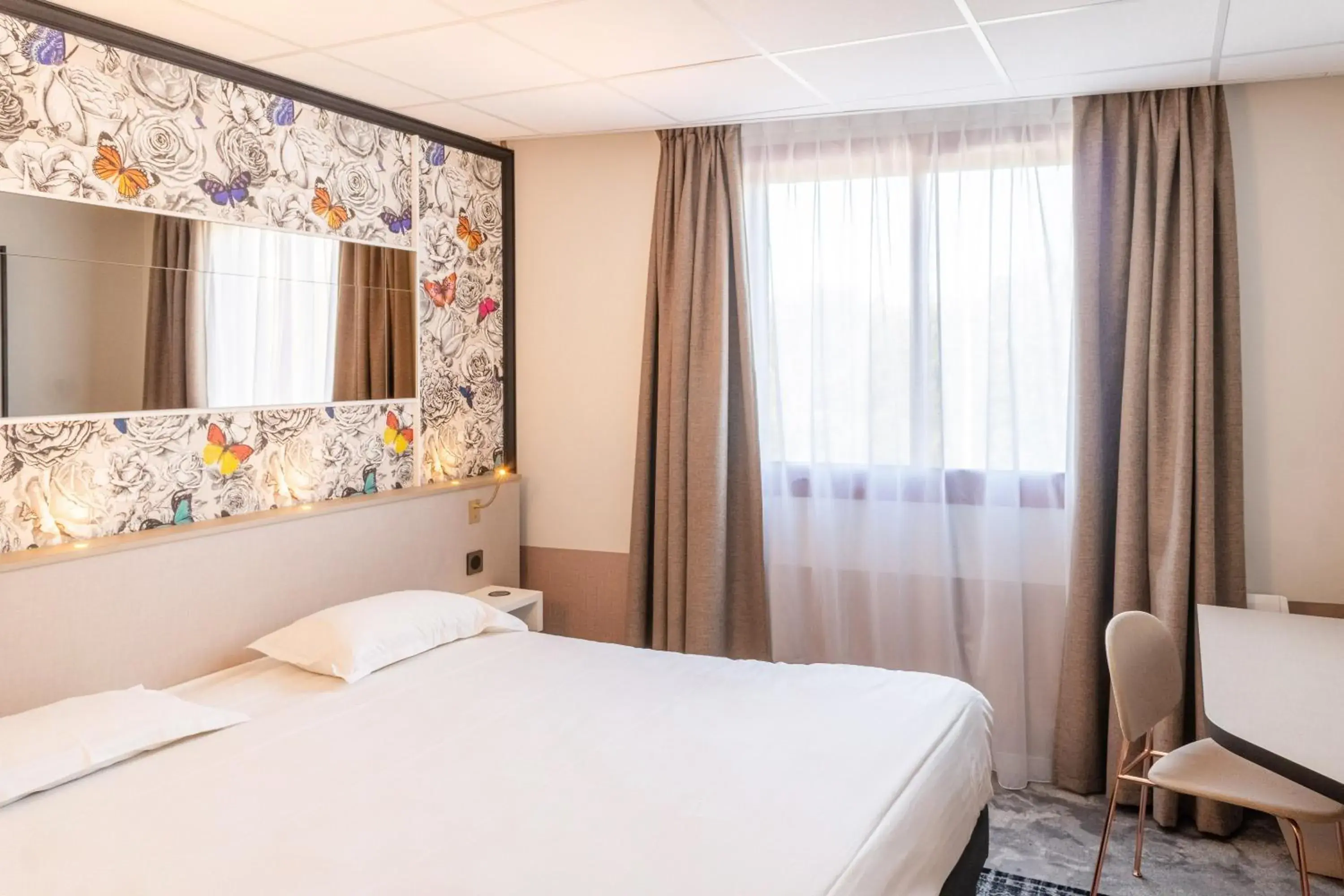 Bedroom, Bed in Brit Hotel Nantes La Beaujoire - L'Amandine