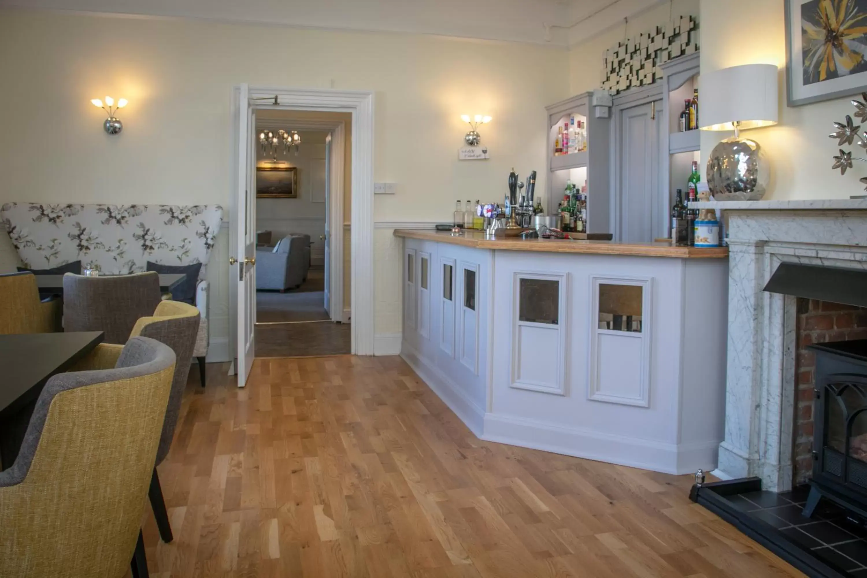 Lounge or bar, Kitchen/Kitchenette in Best Western Annesley House Hotel