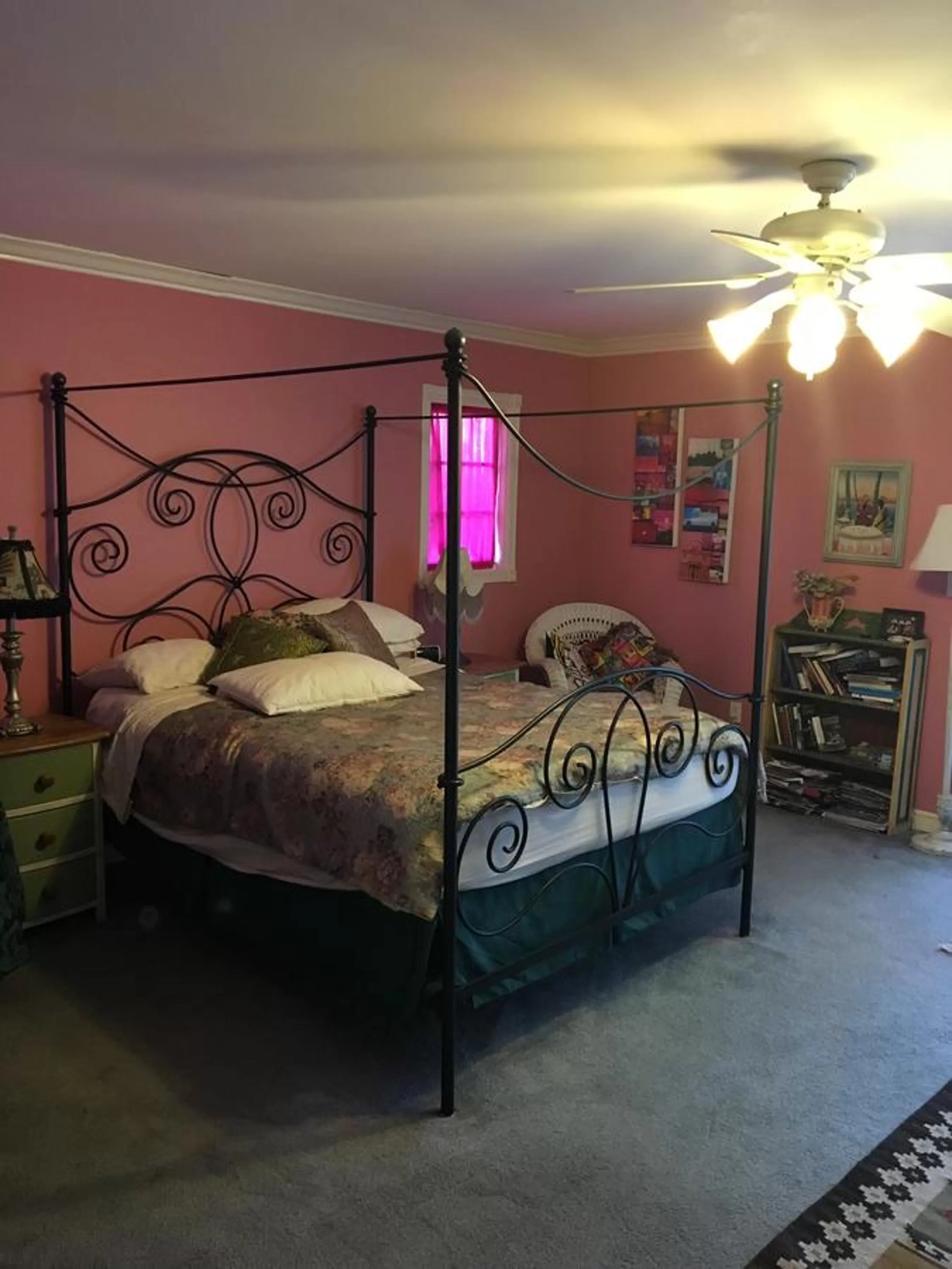 Photo of the whole room in Elaine's Hollywood Bed & Breakfast