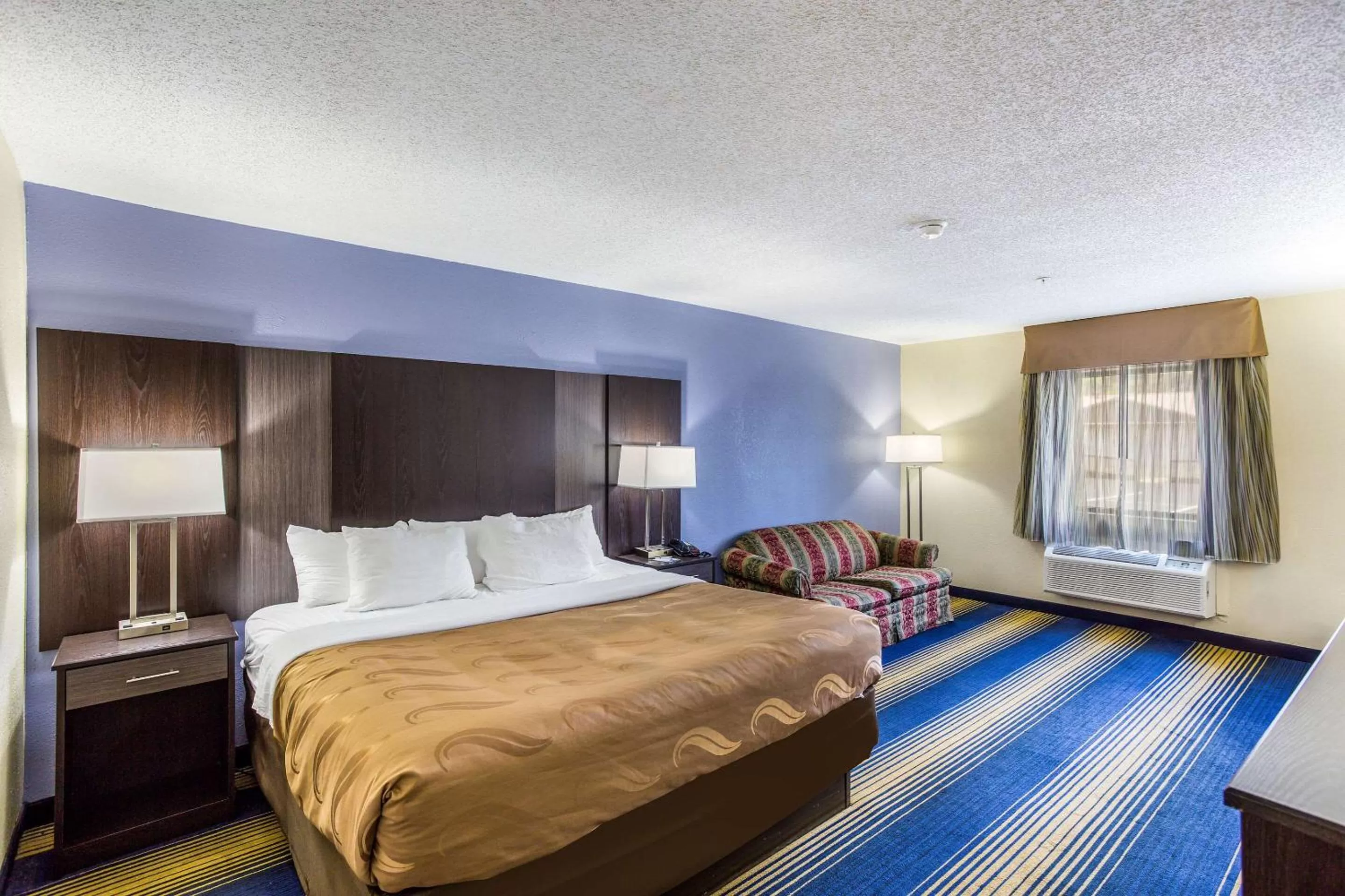 Photo of the whole room, Bed in Quality Inn Charleston South