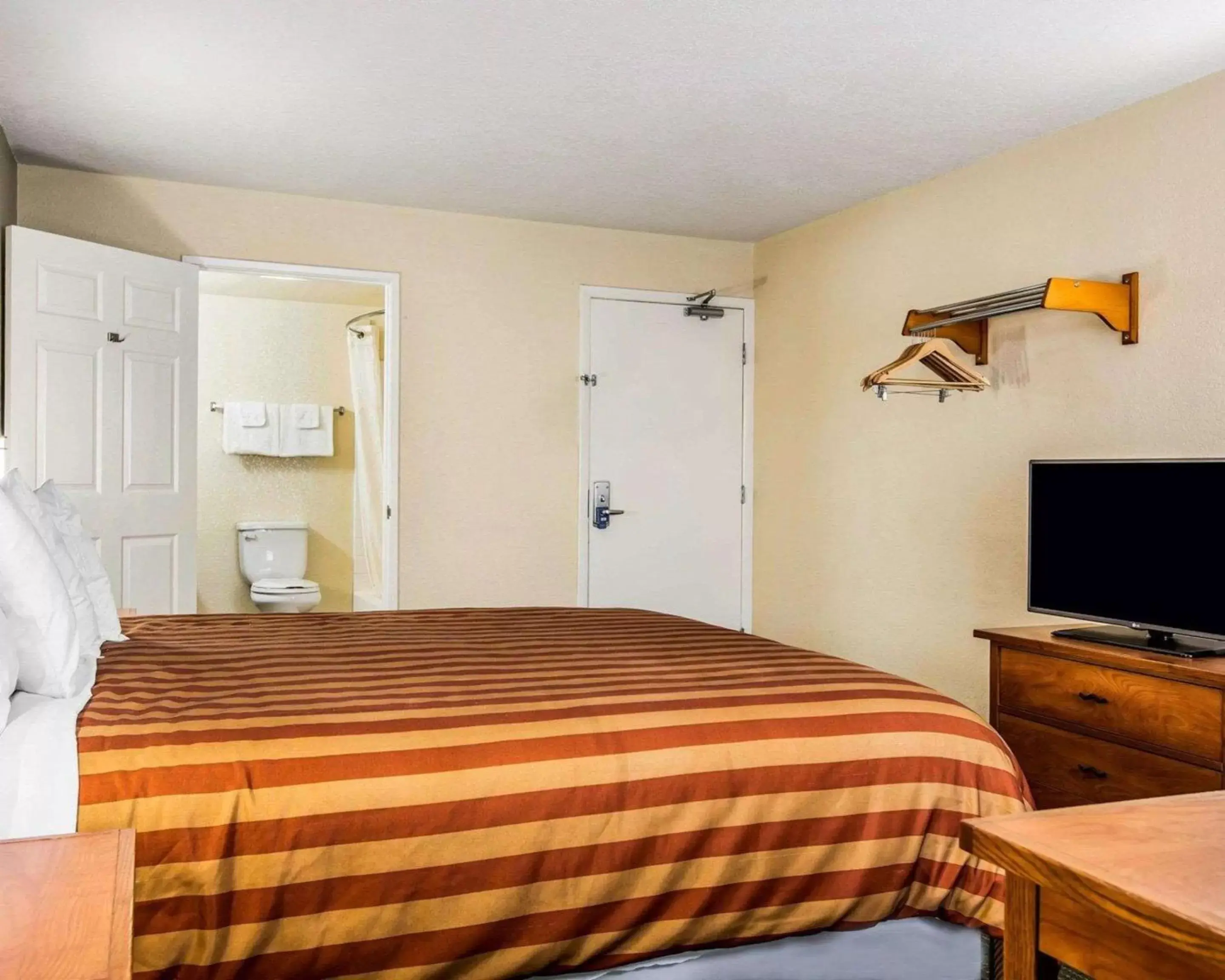 Photo of the whole room, Bed in Rodeway Inn San Clemente Beach