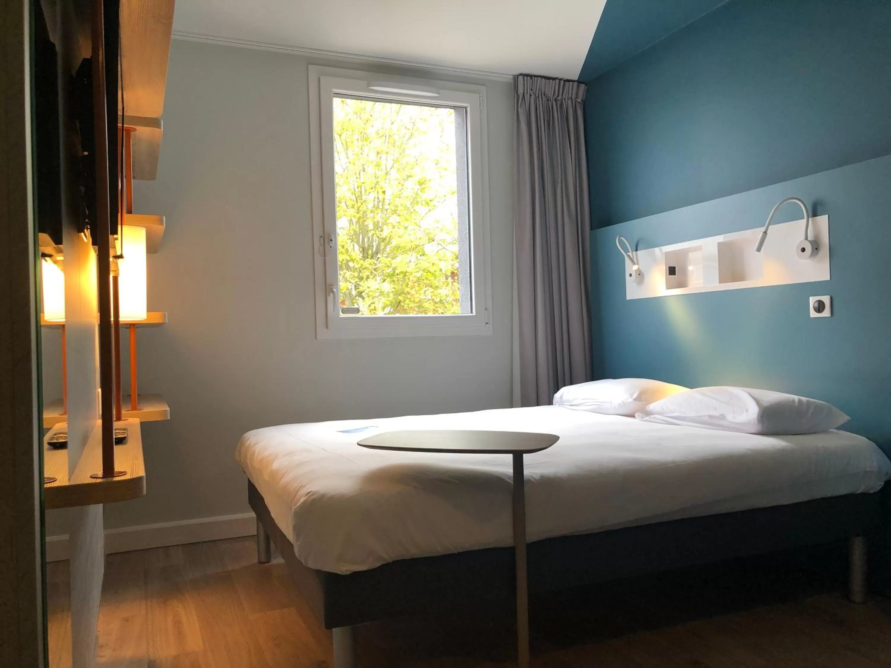 Bedroom, Bed in ibis budget Reims Parc Des Expositions