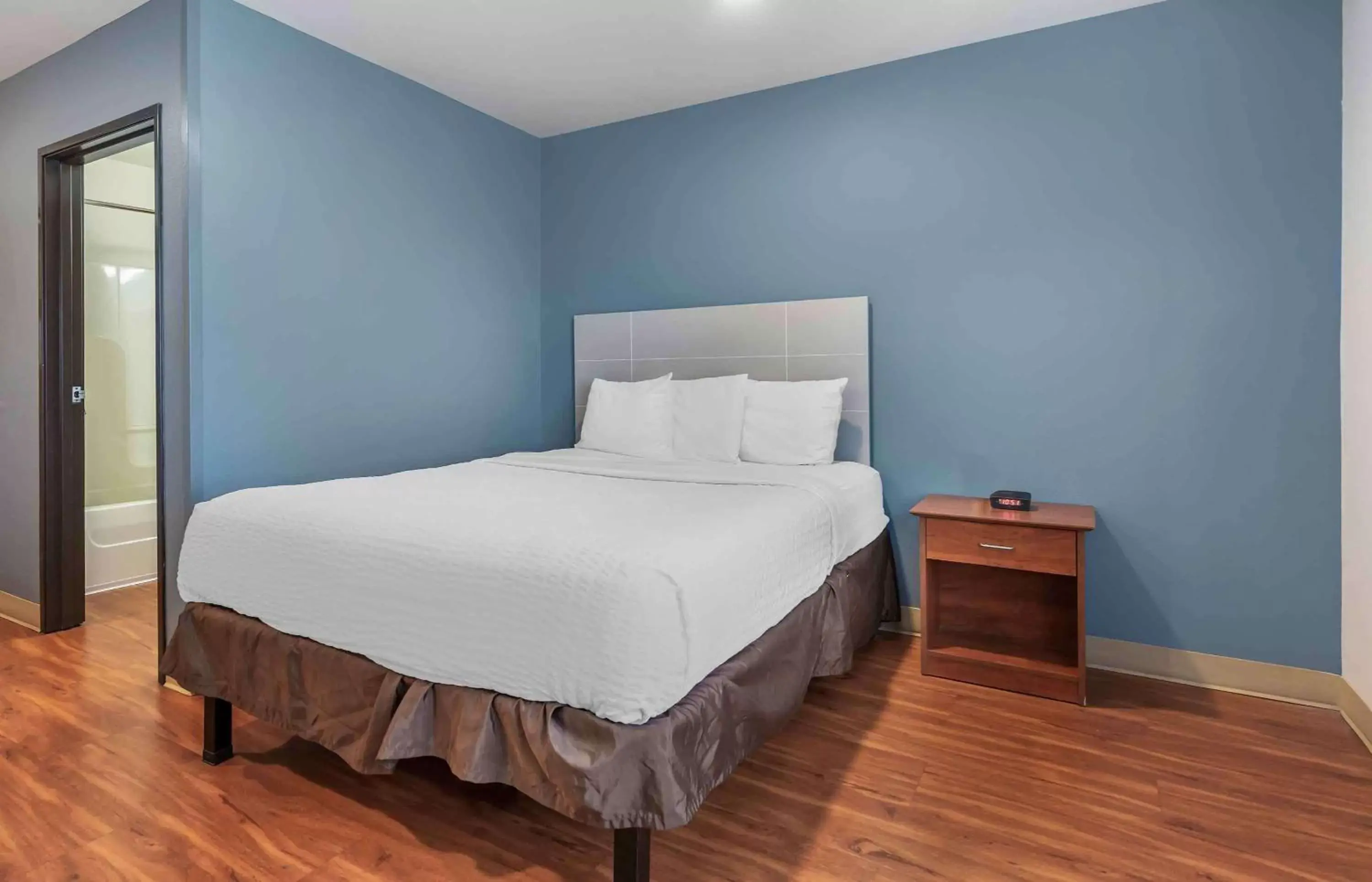 Bedroom, Bed in Extended Stay America Select Suites - Gainesville