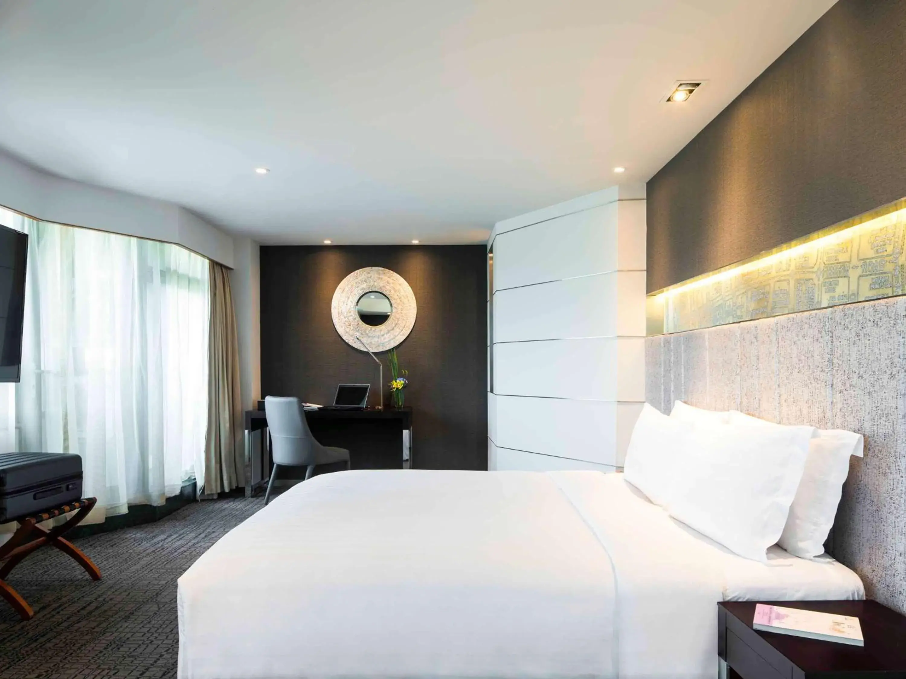 Photo of the whole room, Bed in Grand Mercure Hongqiao Shanghai