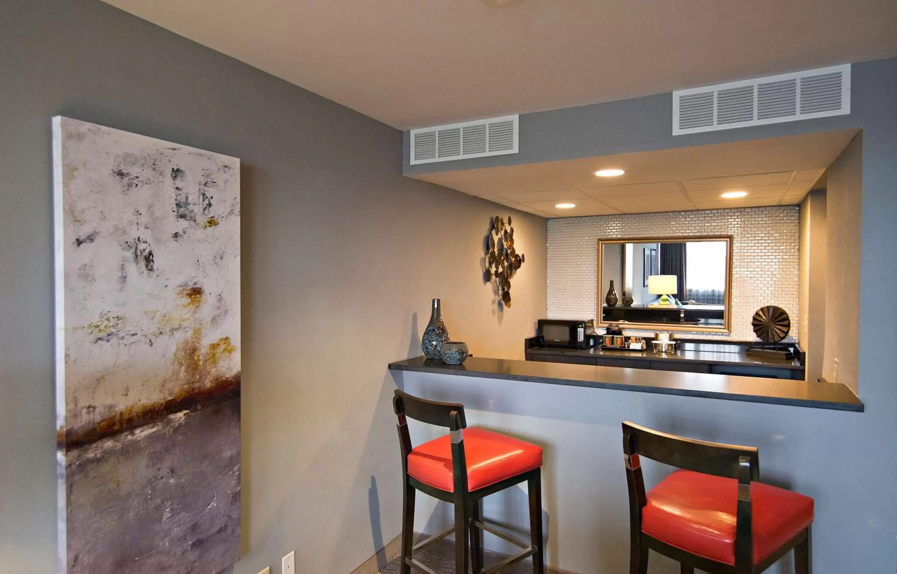 Living room, Kitchen/Kitchenette in DoubleTree by Hilton Huntsville-South