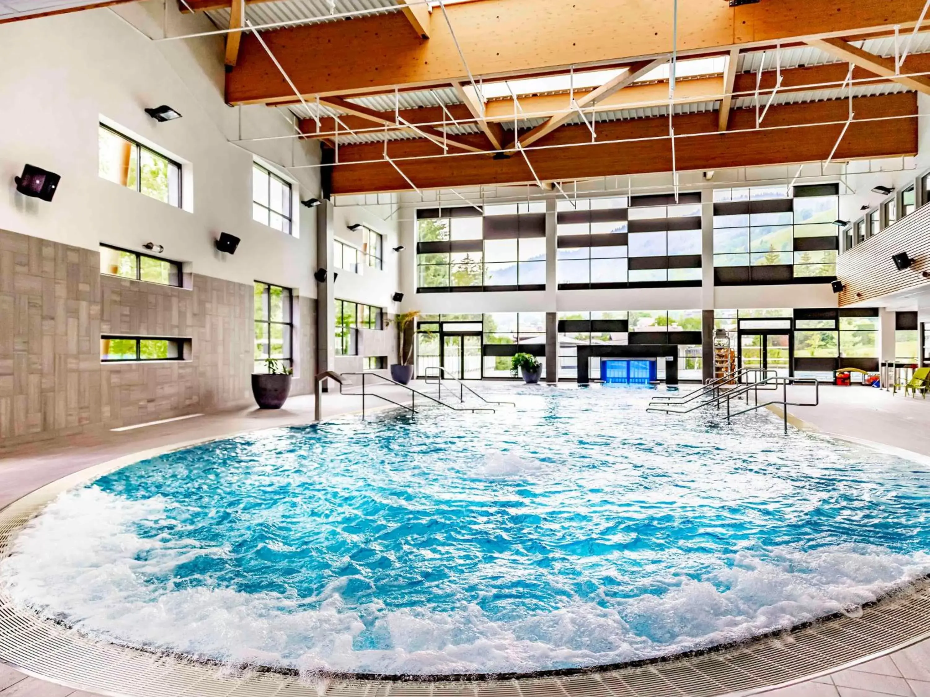 Property building, Swimming Pool in Novotel Megève Mont-Blanc