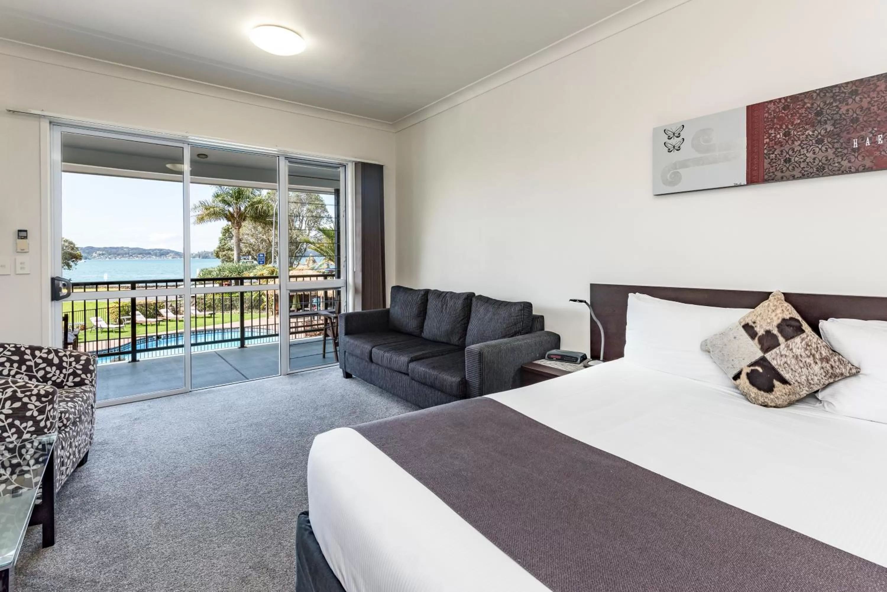 Pool view, Bed in Anchorage Motel