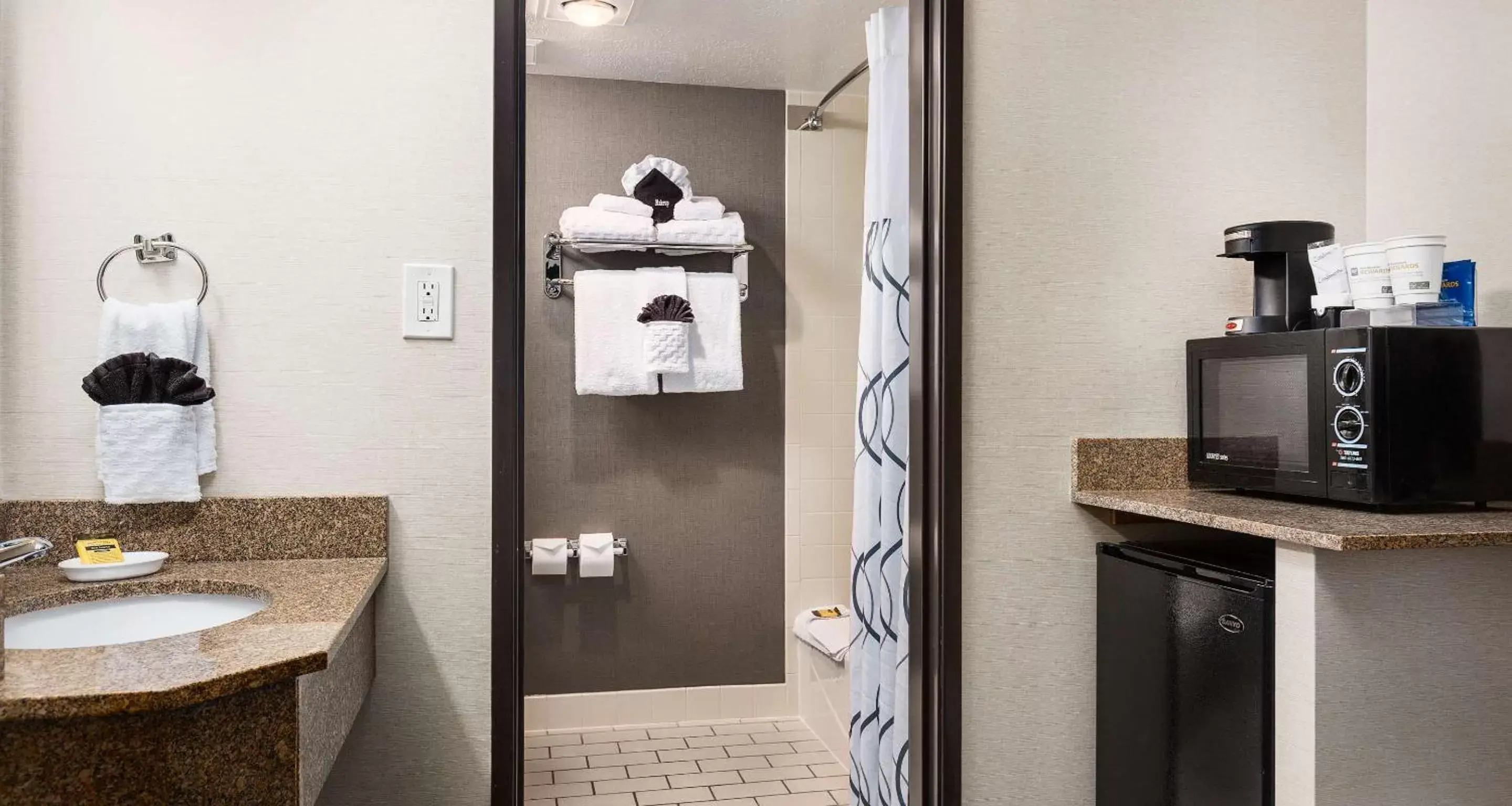 Photo of the whole room, Bathroom in Best Western Landmark Inn