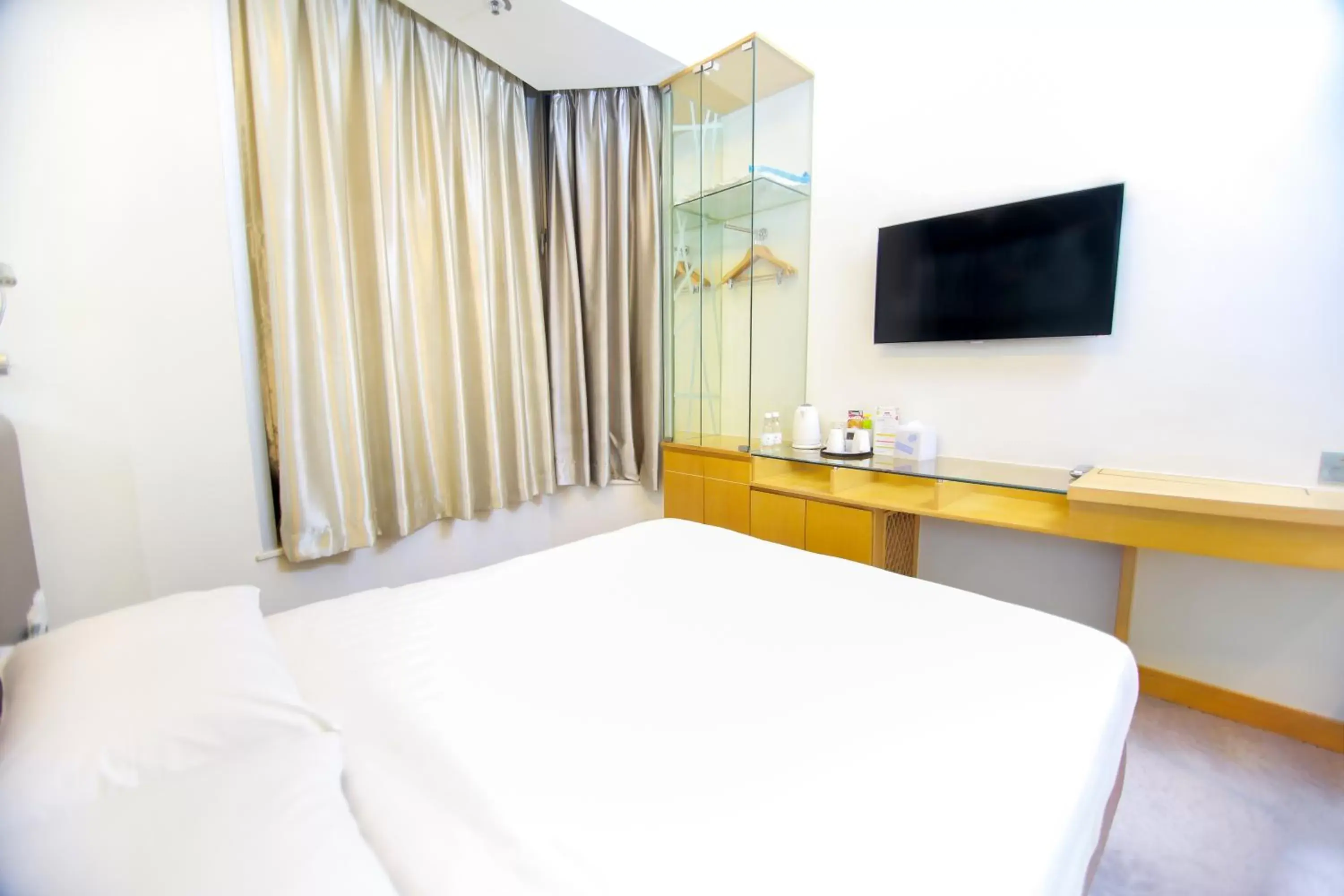 Photo of the whole room, Bed in Dorsett Mongkok, Hong Kong