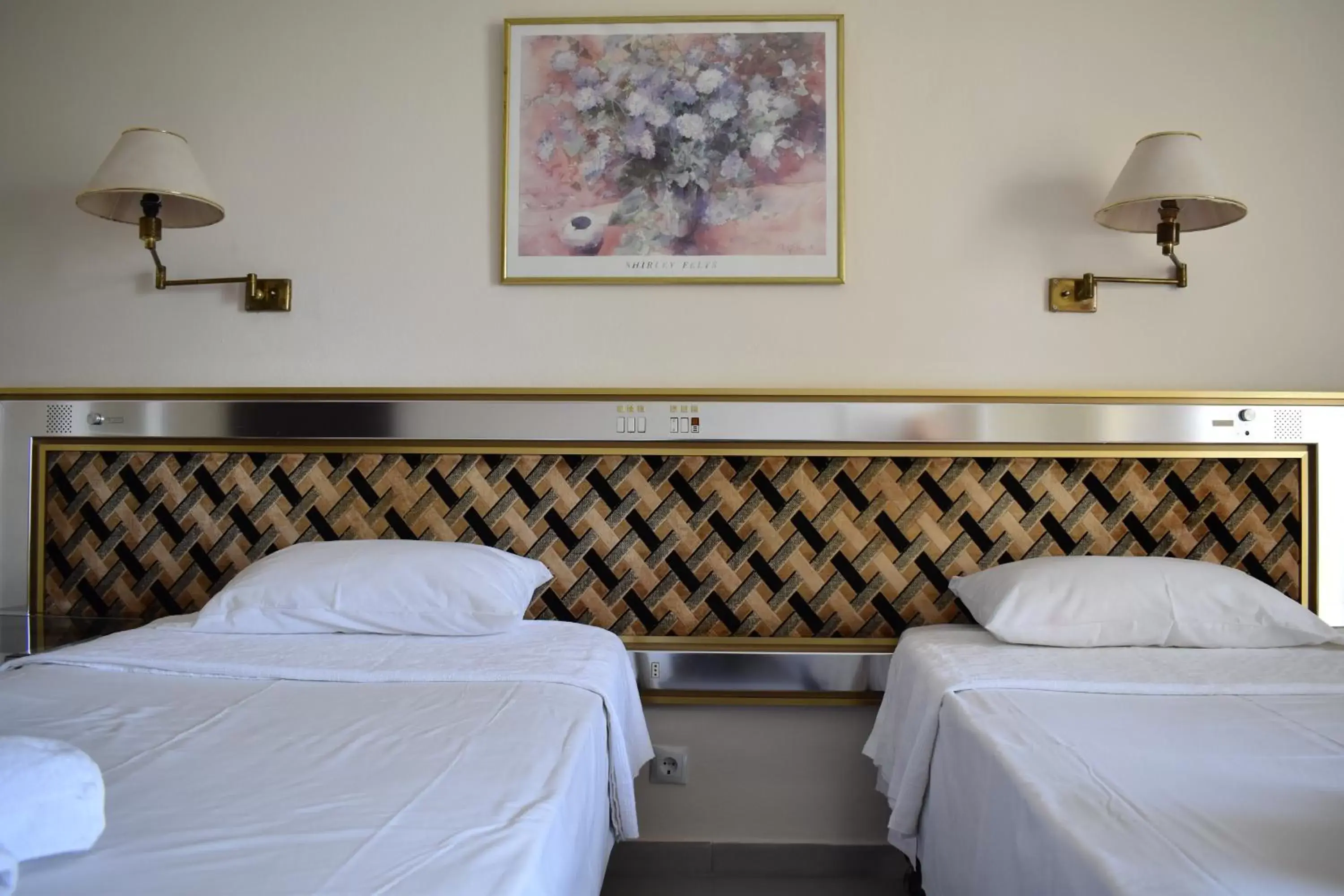 Bed in Hotel Theoxenia