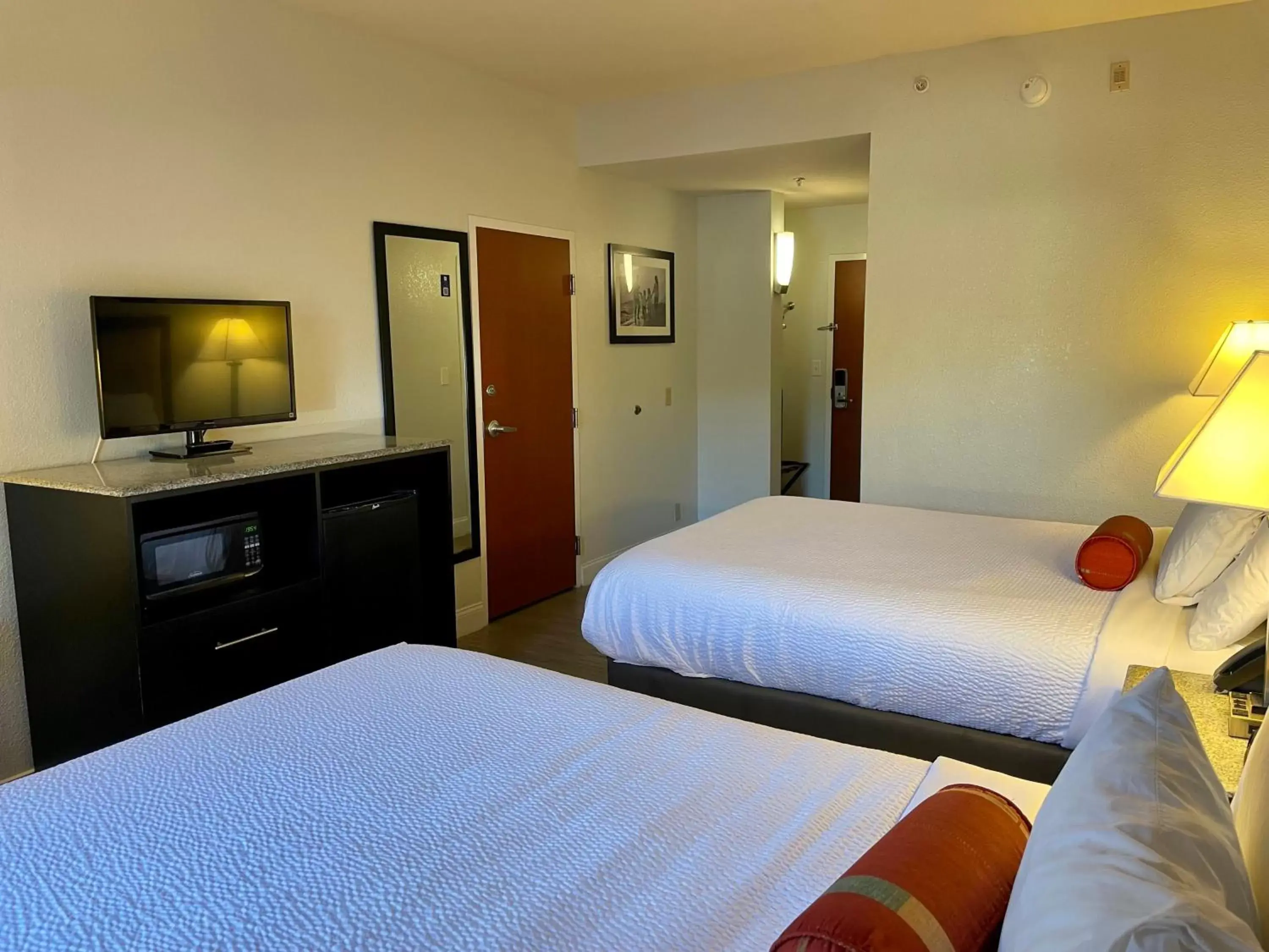 TV and multimedia, Bed in Days Inn & Suites by Wyndham Lakeland