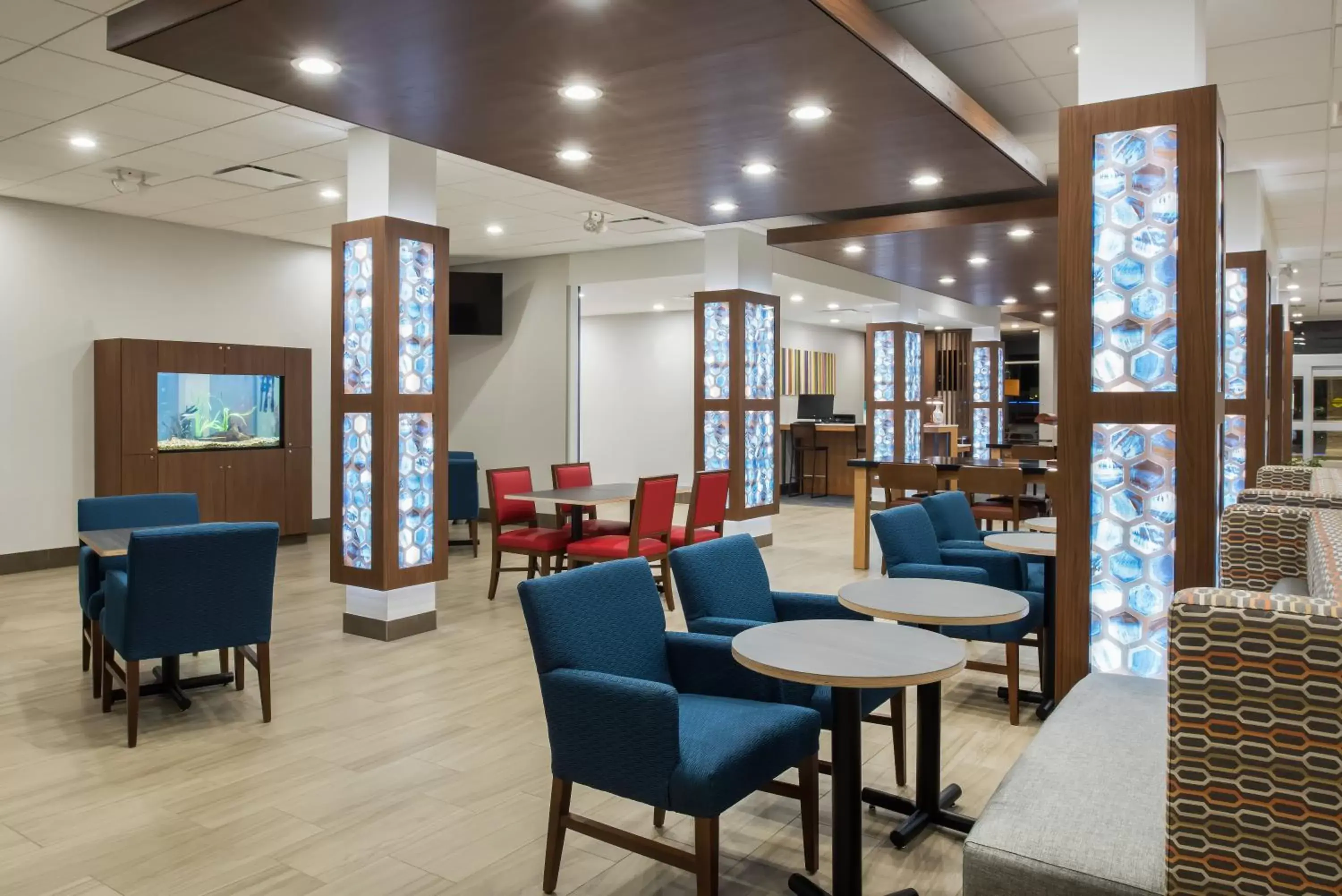 Restaurant/places to eat, Lounge/Bar in Holiday Inn Express & Suites West Plains Southwest, an IHG Hotel