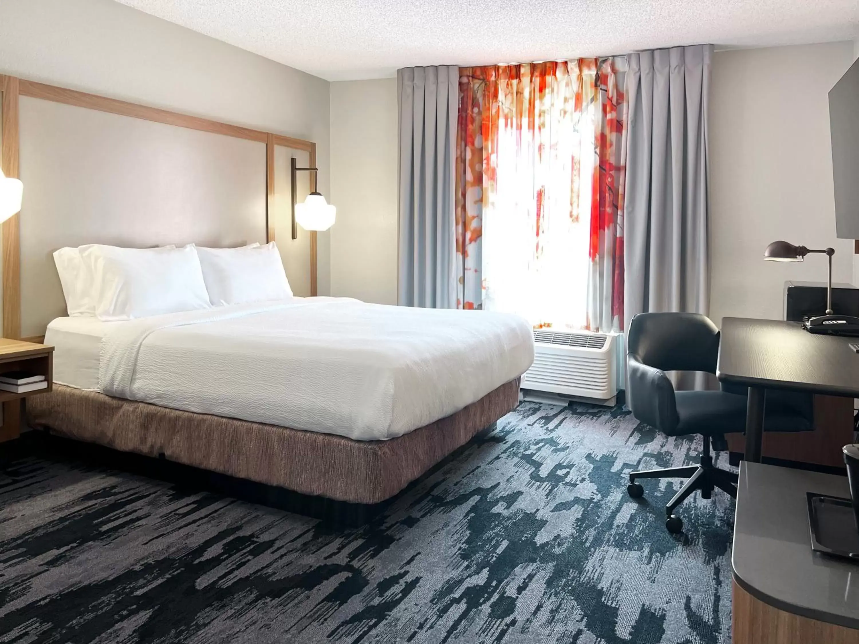 Photo of the whole room, Bed in Fairfield Inn & Suites by Marriott Rogers