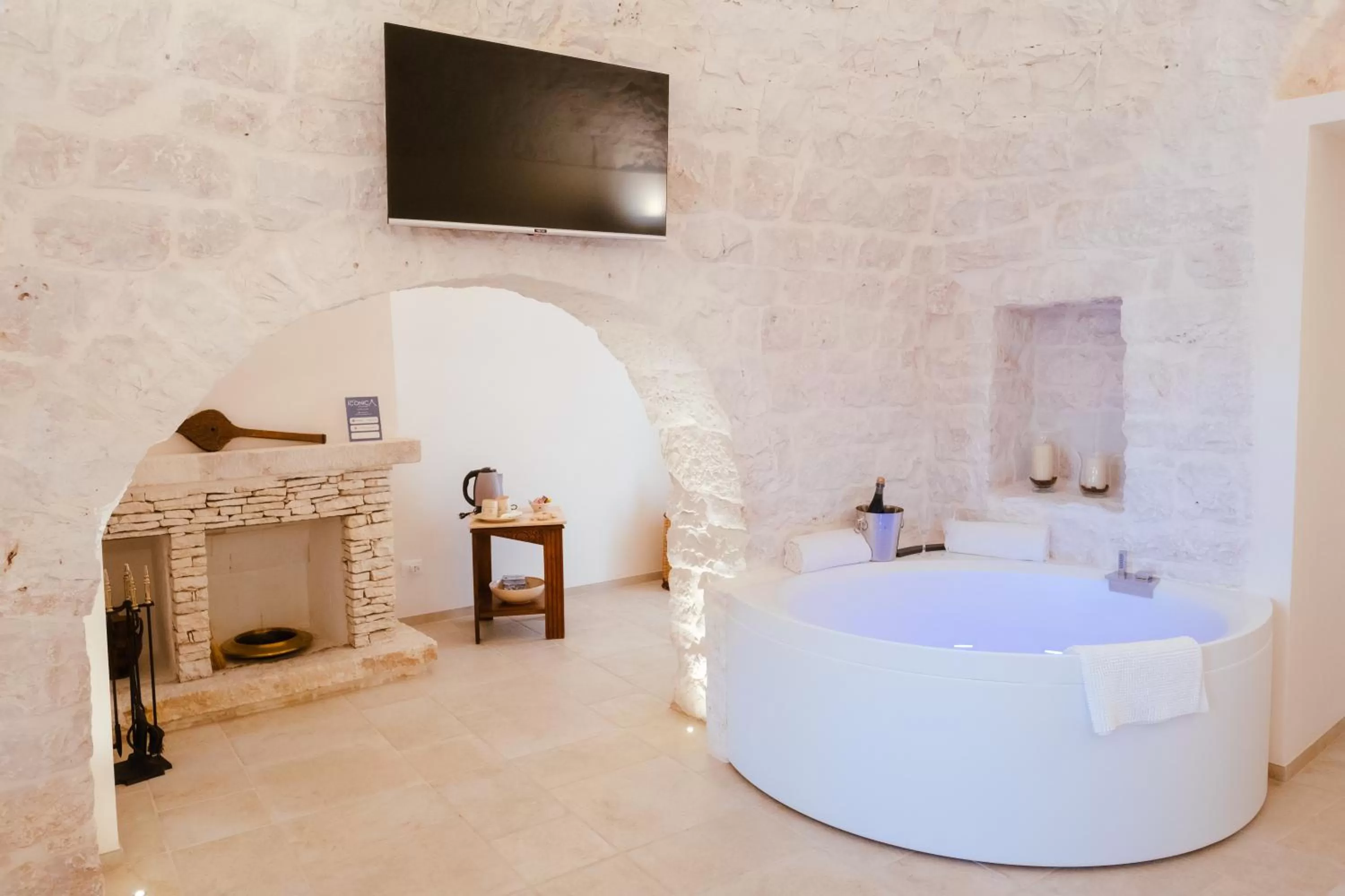 Hot Tub, Bathroom in Iconica Luxury Suites