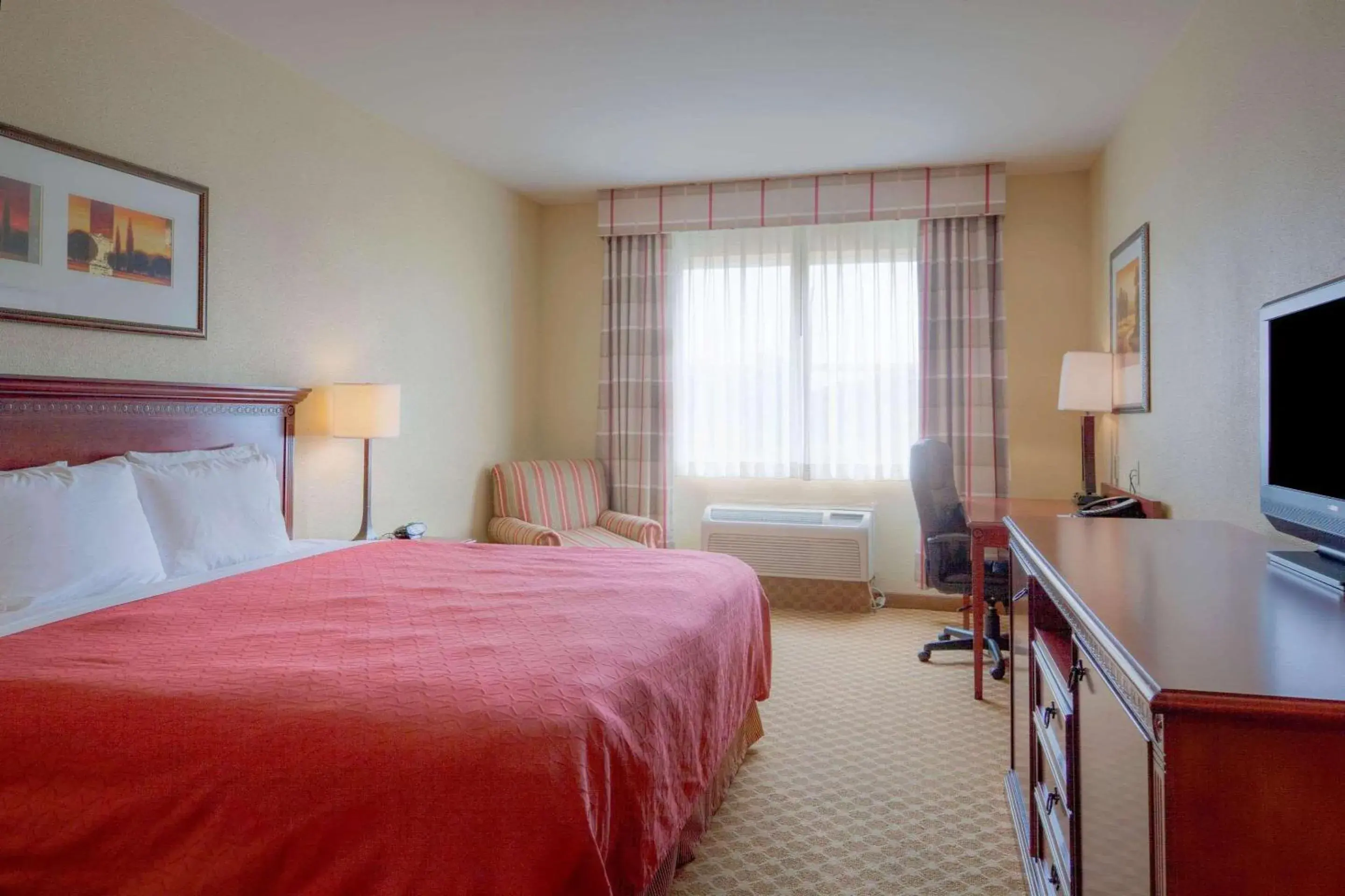 Bedroom, Bed in Country Inn & Suites by Radisson, Emporia, VA