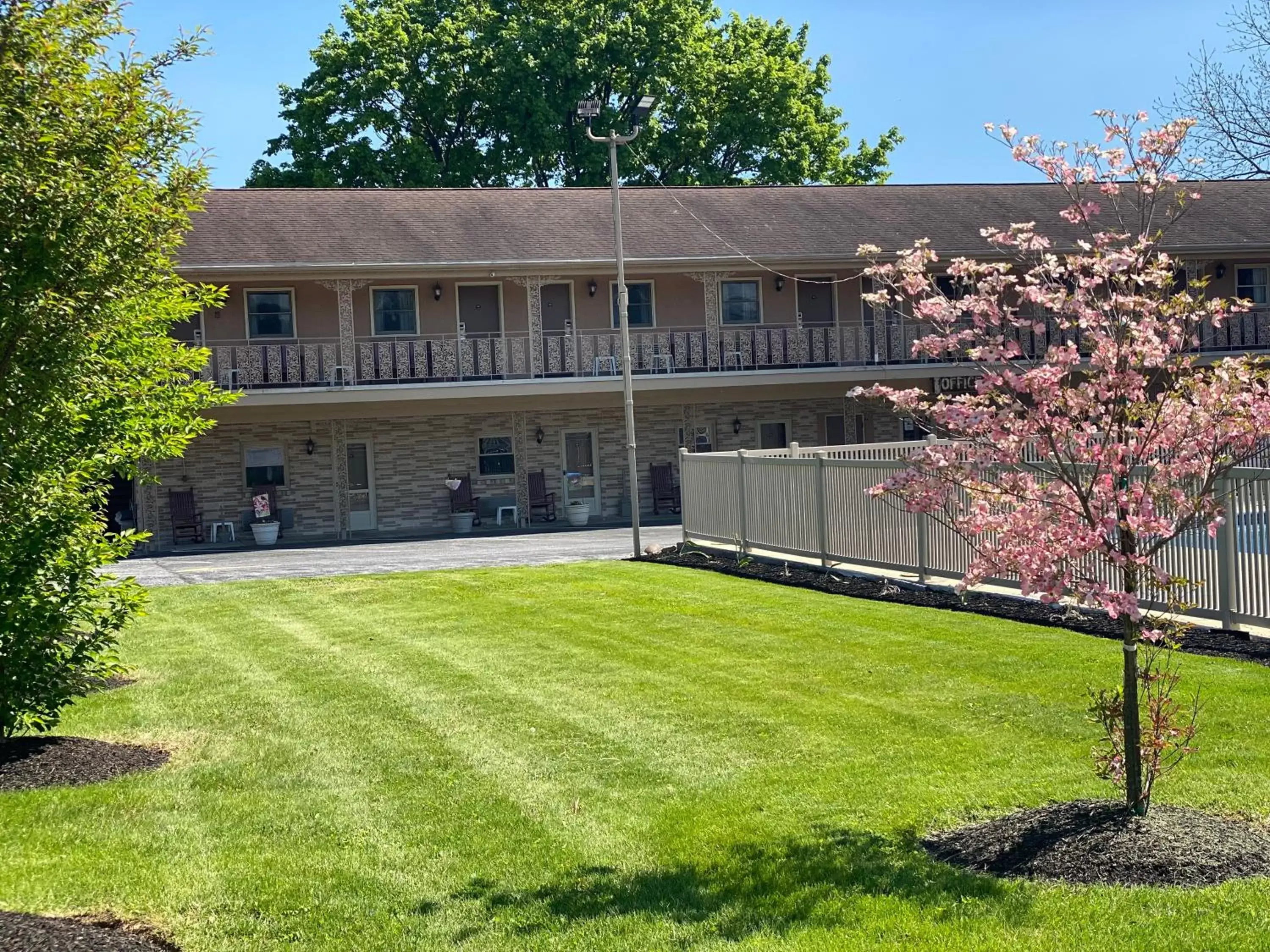 Garden, Property Building in White Rose Motel - Hershey