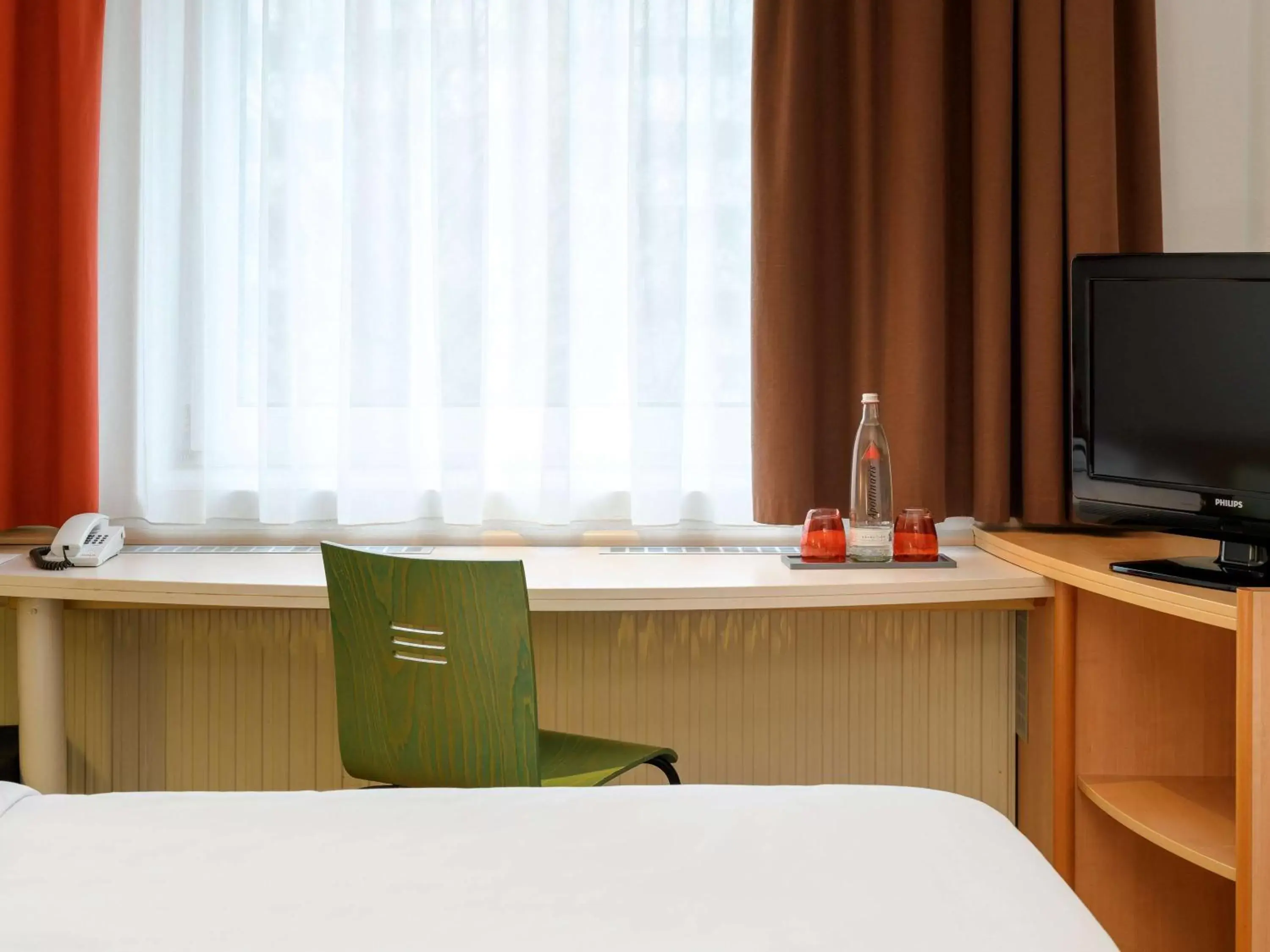Photo of the whole room, TV/Entertainment Center in ibis Hotel Hannover Medical Park