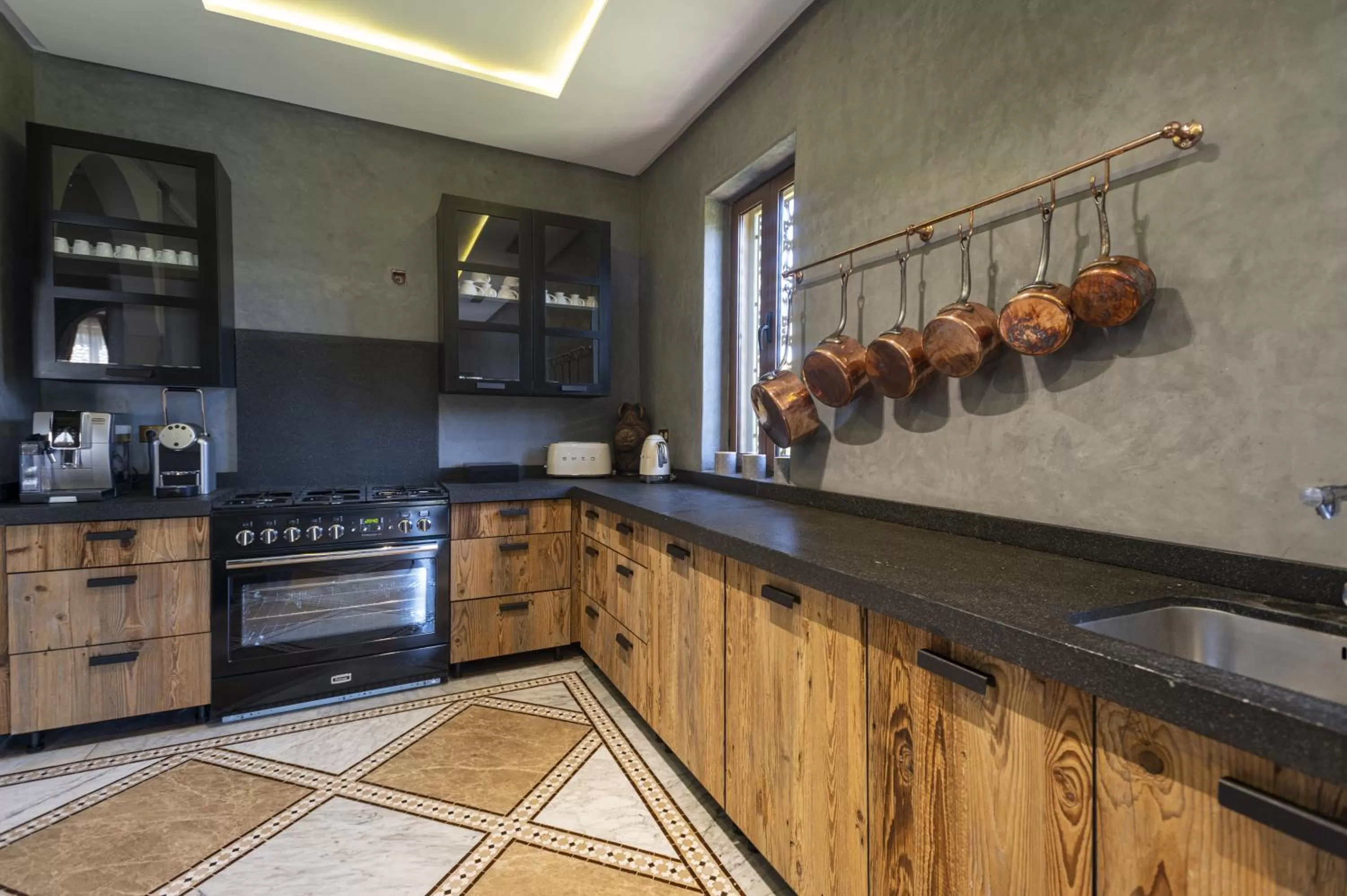 Communal kitchen, Kitchen/Kitchenette in Maria Towers , Palais Table d'hôtes & SPA