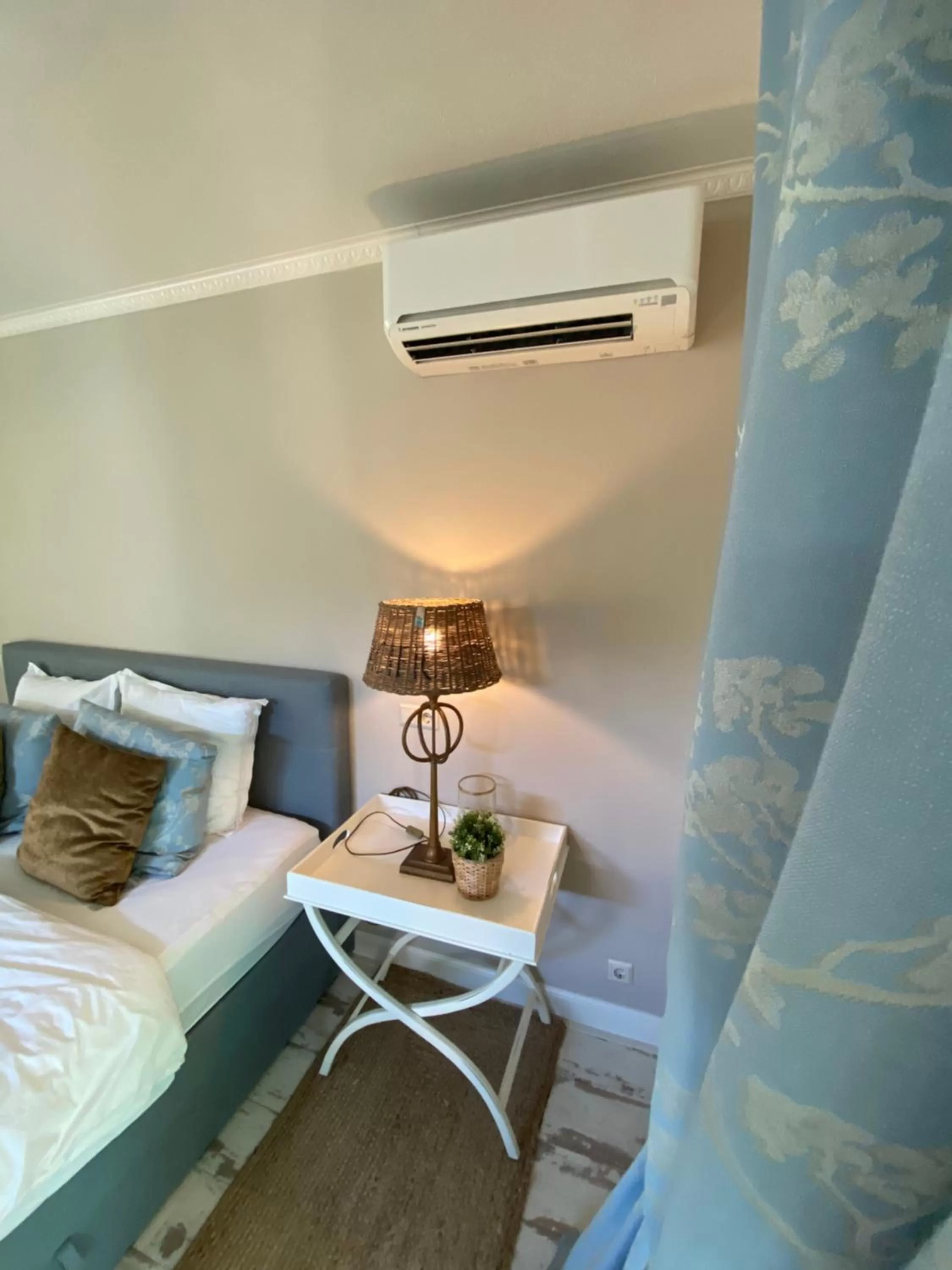 Bed in De Vijverkamer-----privé diner op de kamer mogelijk!!