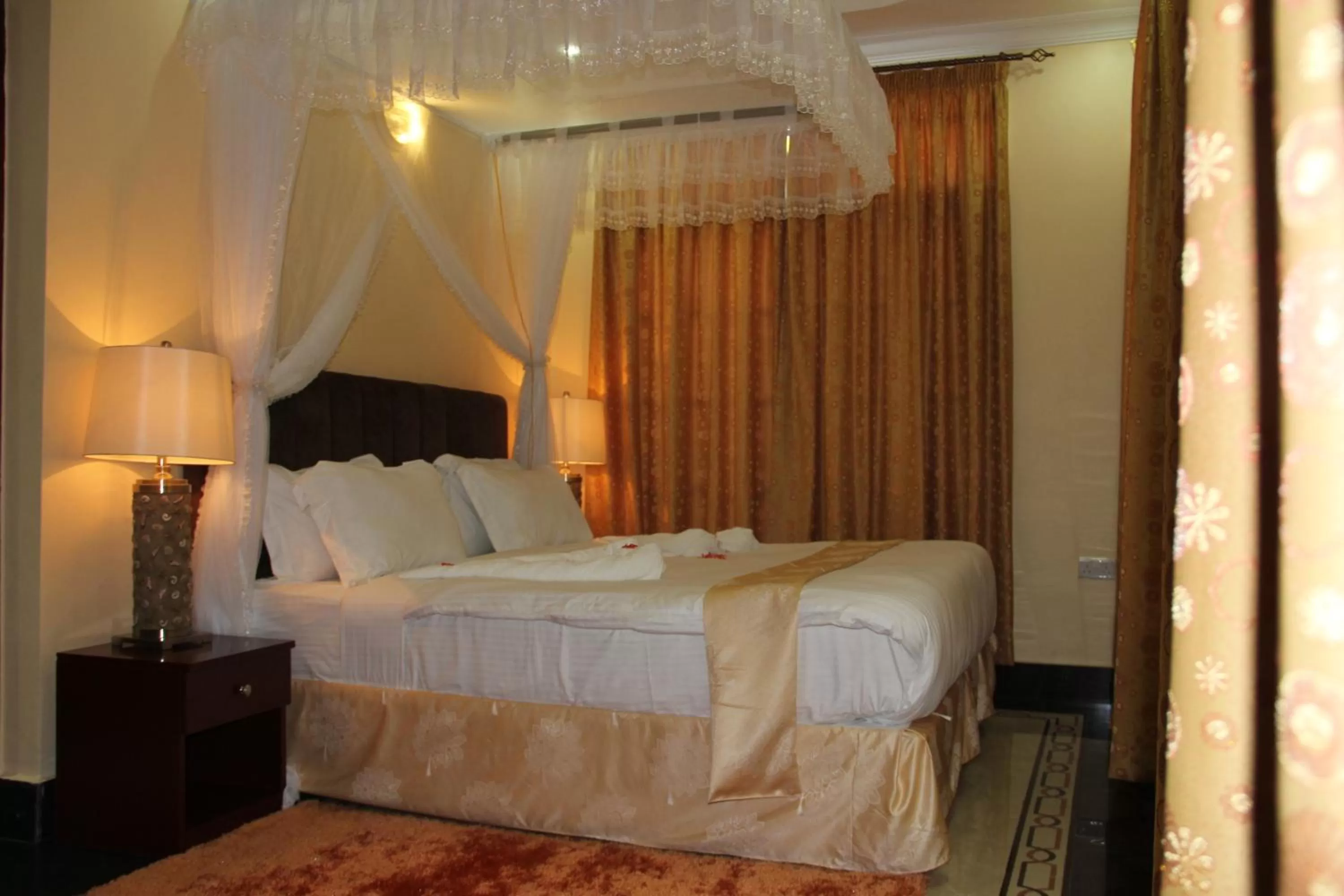 Bed in Lantana Hotel