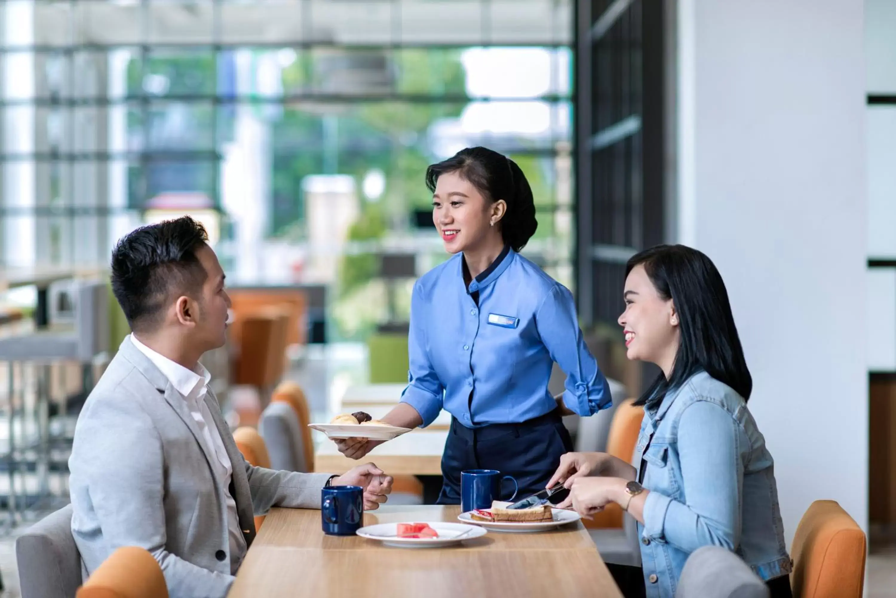 Food and drinks in Holiday Inn Express Jakarta Matraman, an IHG Hotel