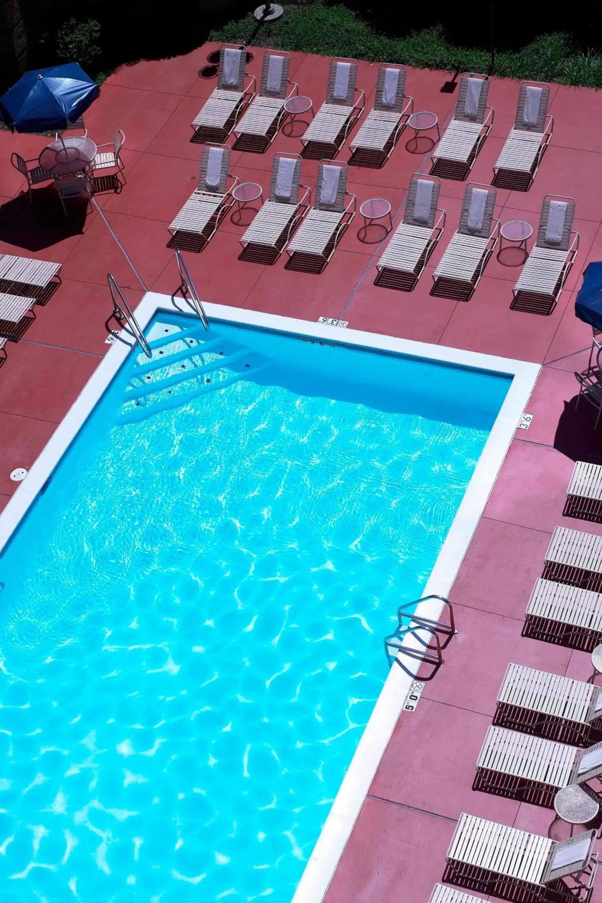 Swimming pool, Pool View in Hampton Inn & Suites Downers Grove Chicago
