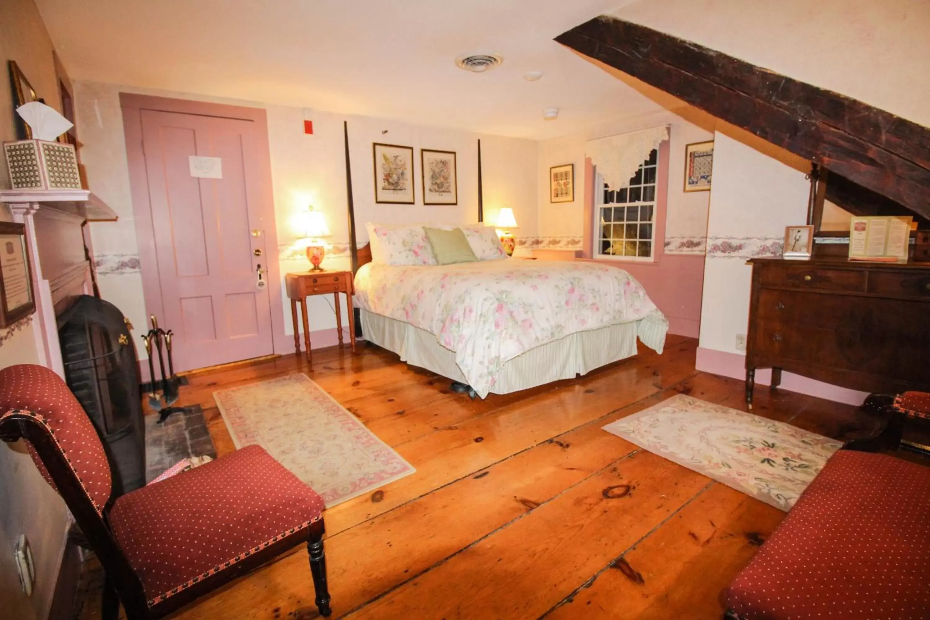 Photo of the whole room, Bed in The Nutmeg Inn