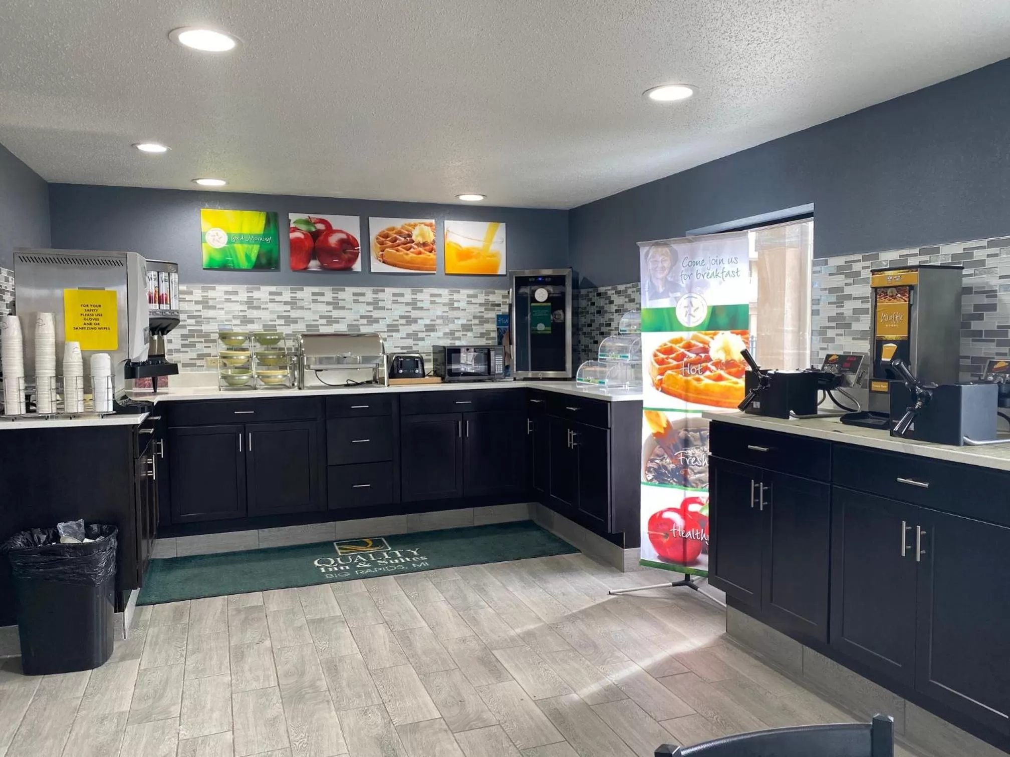 Breakfast in Quality Inn & Suites Big Rapids near University