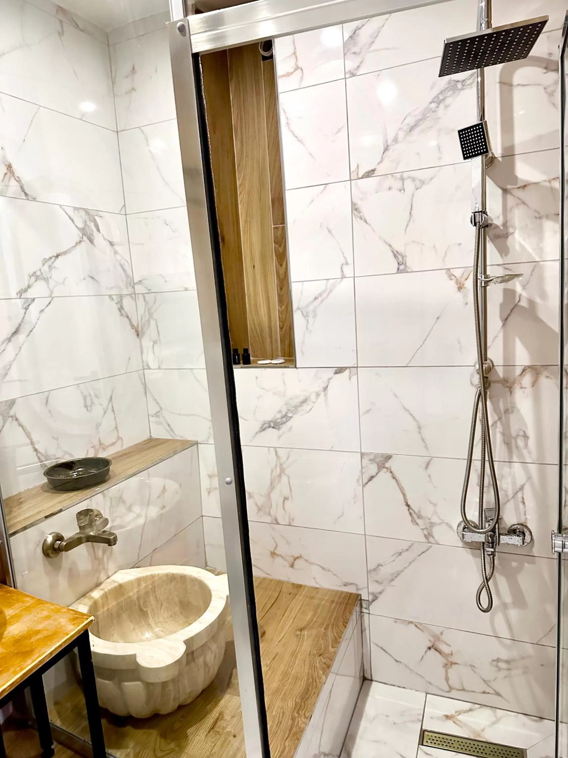 Shower in Newalla Hotel Old City