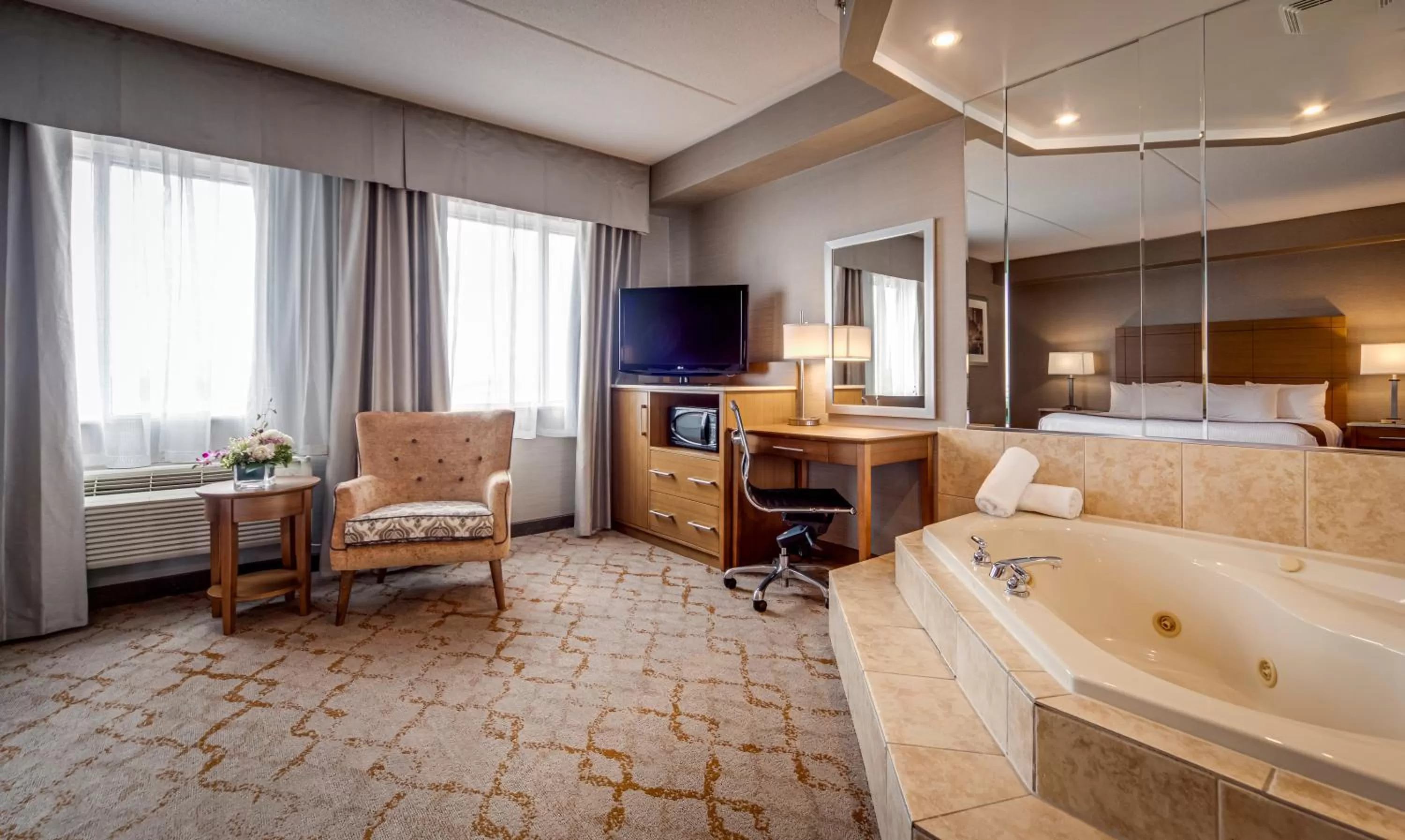 TV and multimedia in Monte Carlo Inn Vaughan Suites