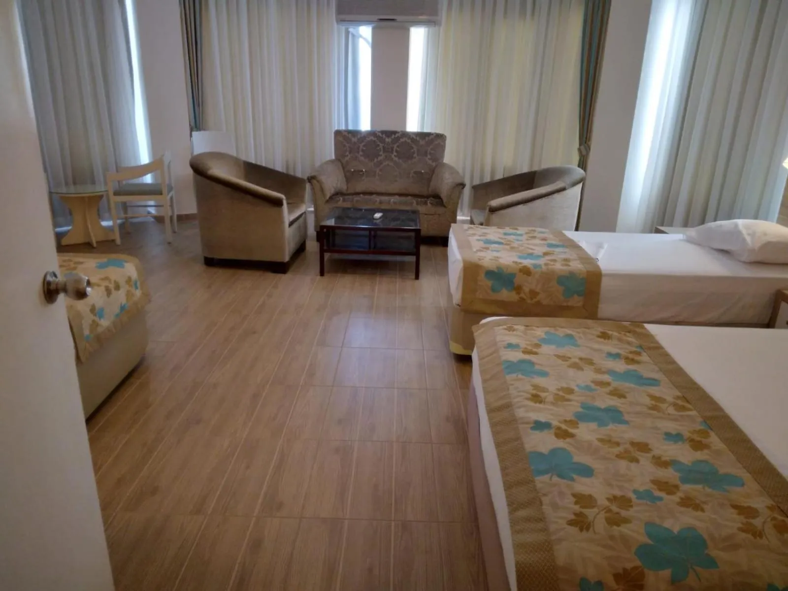 Seating area, Bed in Cender Hotel