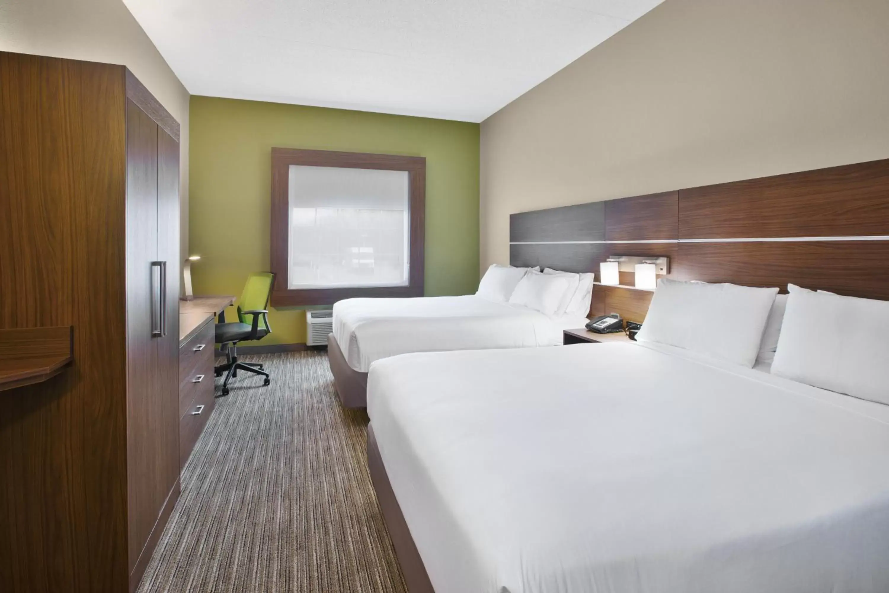 Photo of the whole room, Bed in Holiday Inn Express Hotel & Suites Manchester Conference Center, an IHG Hotel