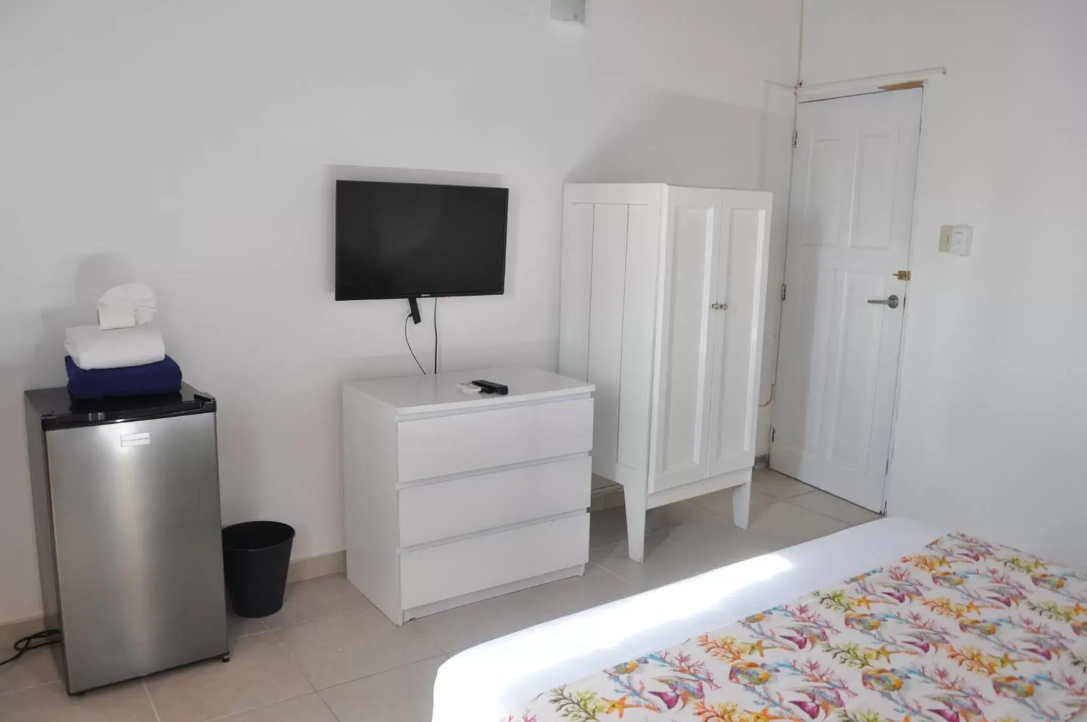 Bedroom, TV/Entertainment Center in Karimar Beach Condo Hotel