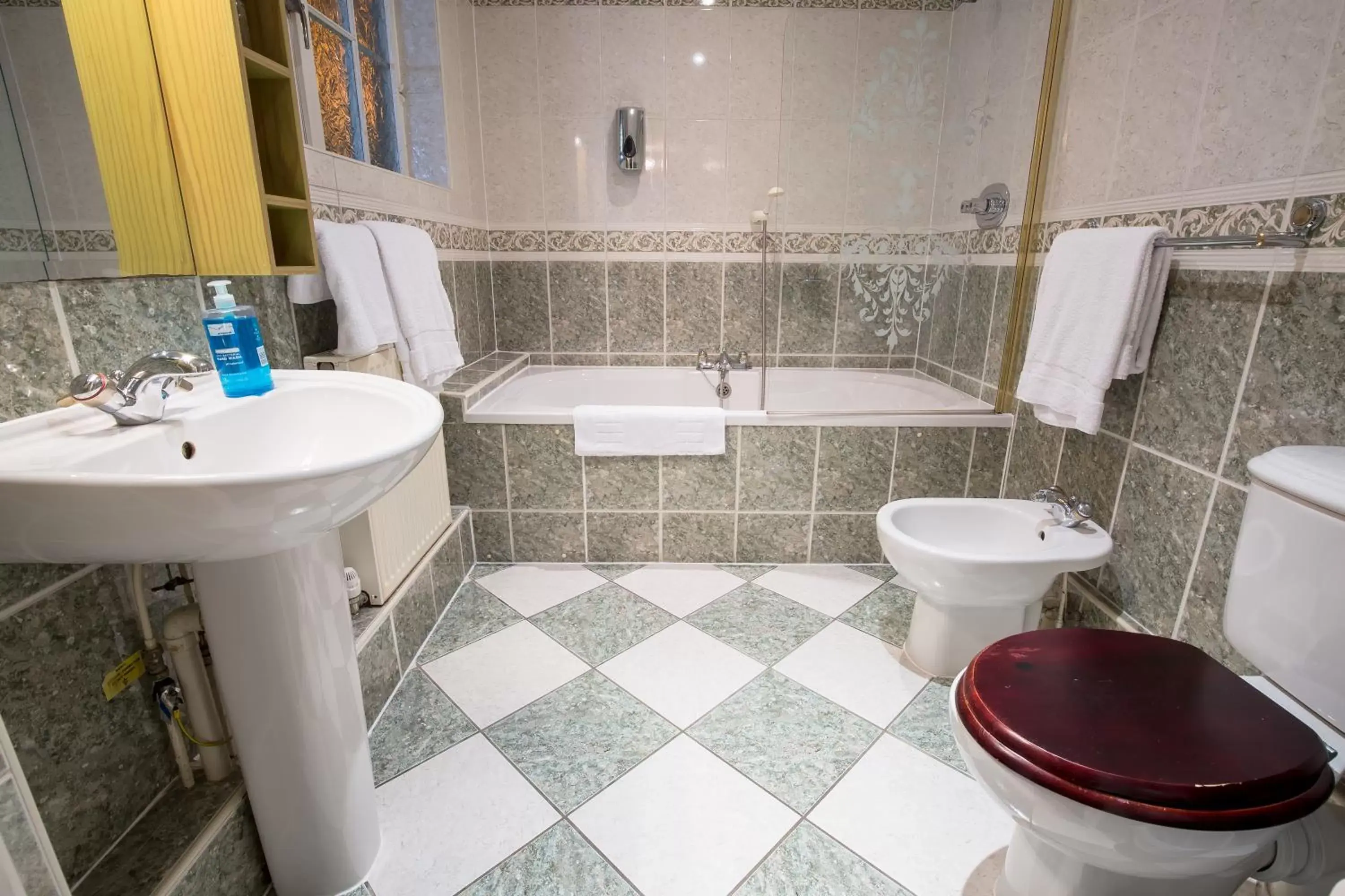 Bathroom in Harefield Manor Hotel
