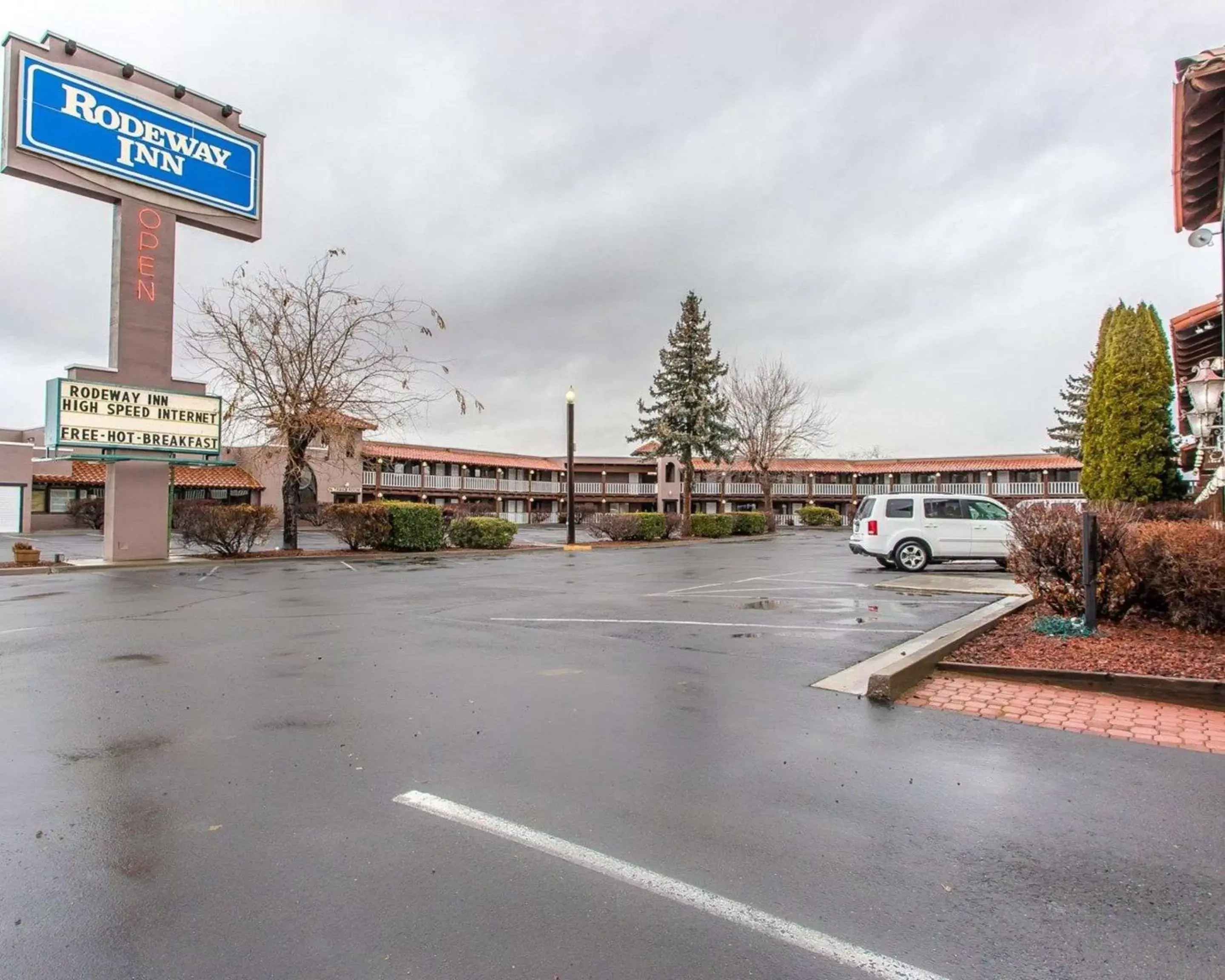 Property Building in Rodeway Inn Baker City