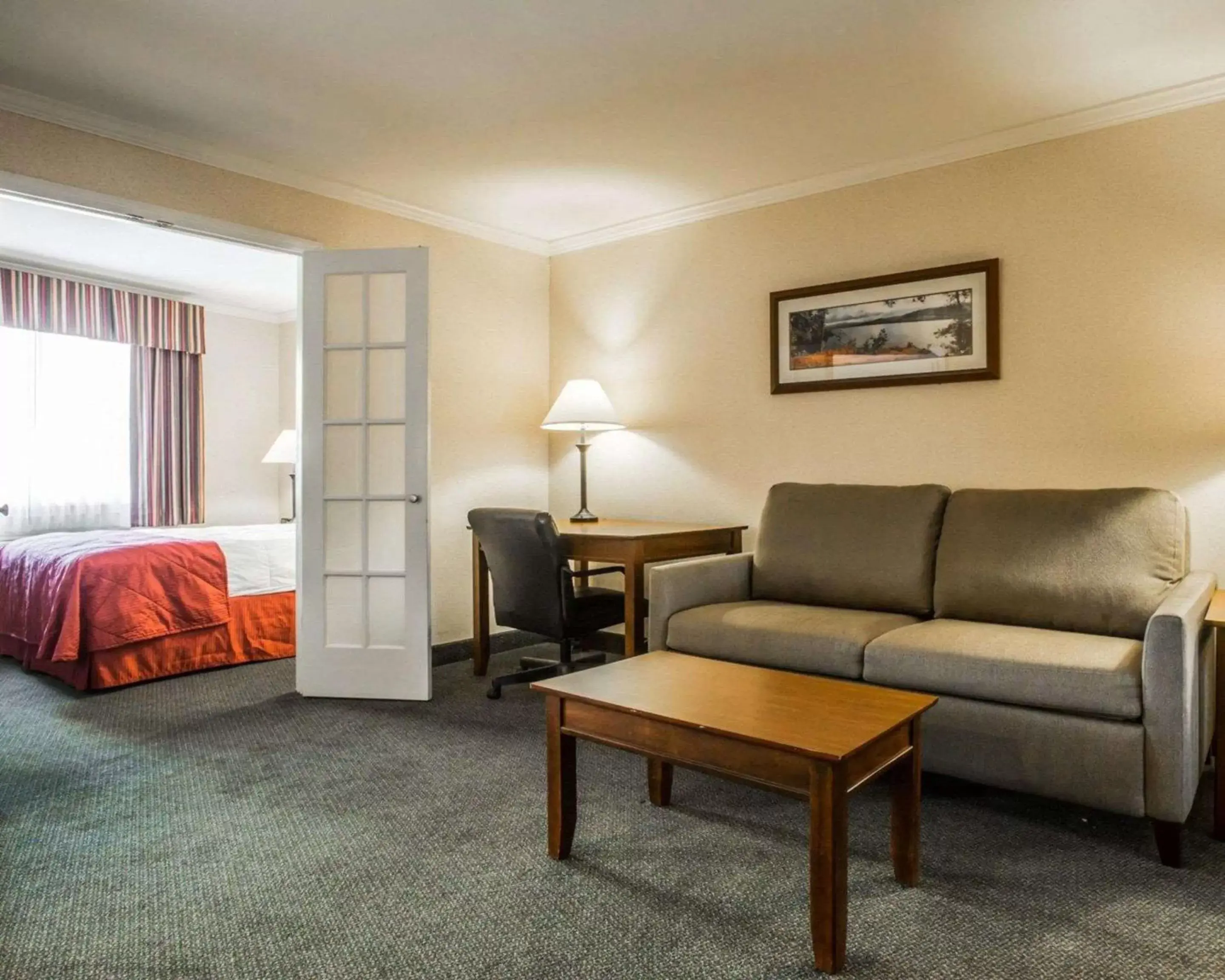 Photo of the whole room, Seating Area in Clarion Inn & Suites Lake George