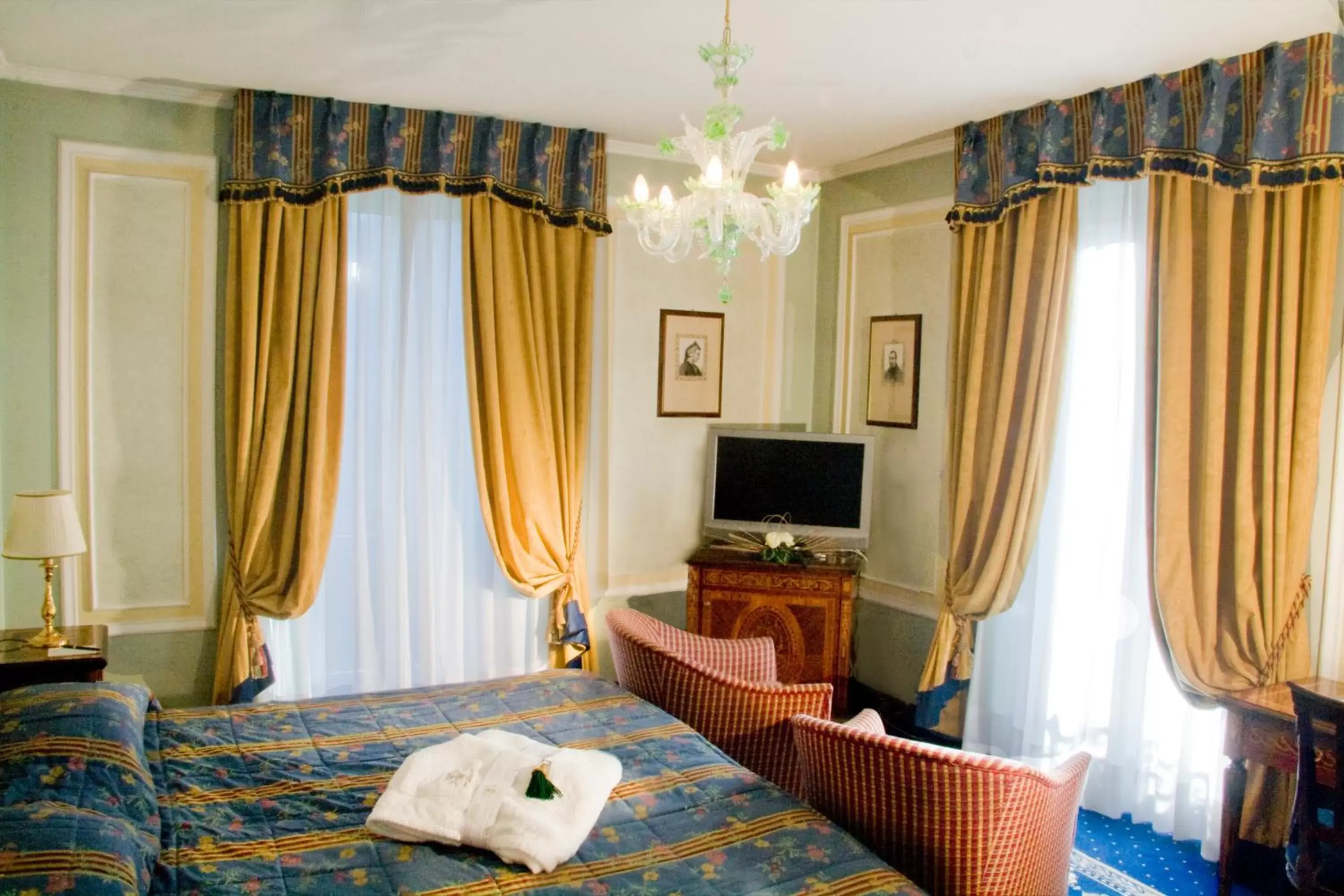 Photo of the whole room, Bed in Grand Hotel des Iles Borromées & SPA