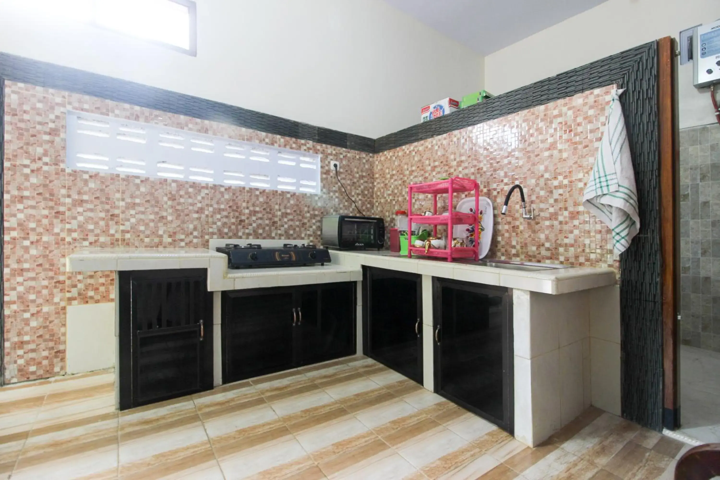 Communal kitchen, Kitchen/Kitchenette in RedDoorz near Museum Gunung Merapi