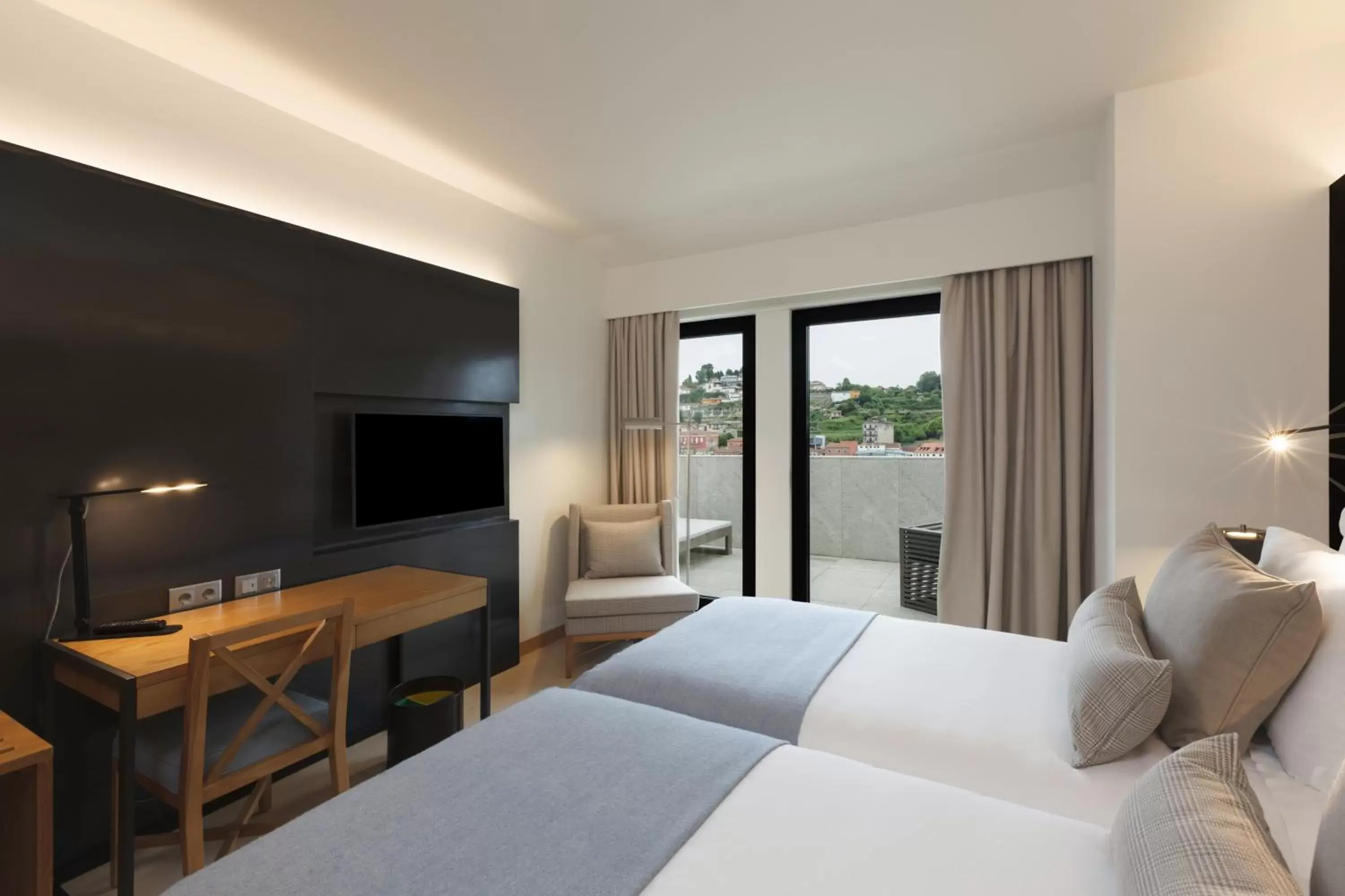 Balcony/Terrace, TV/Entertainment Center in NEYA Porto Hotel