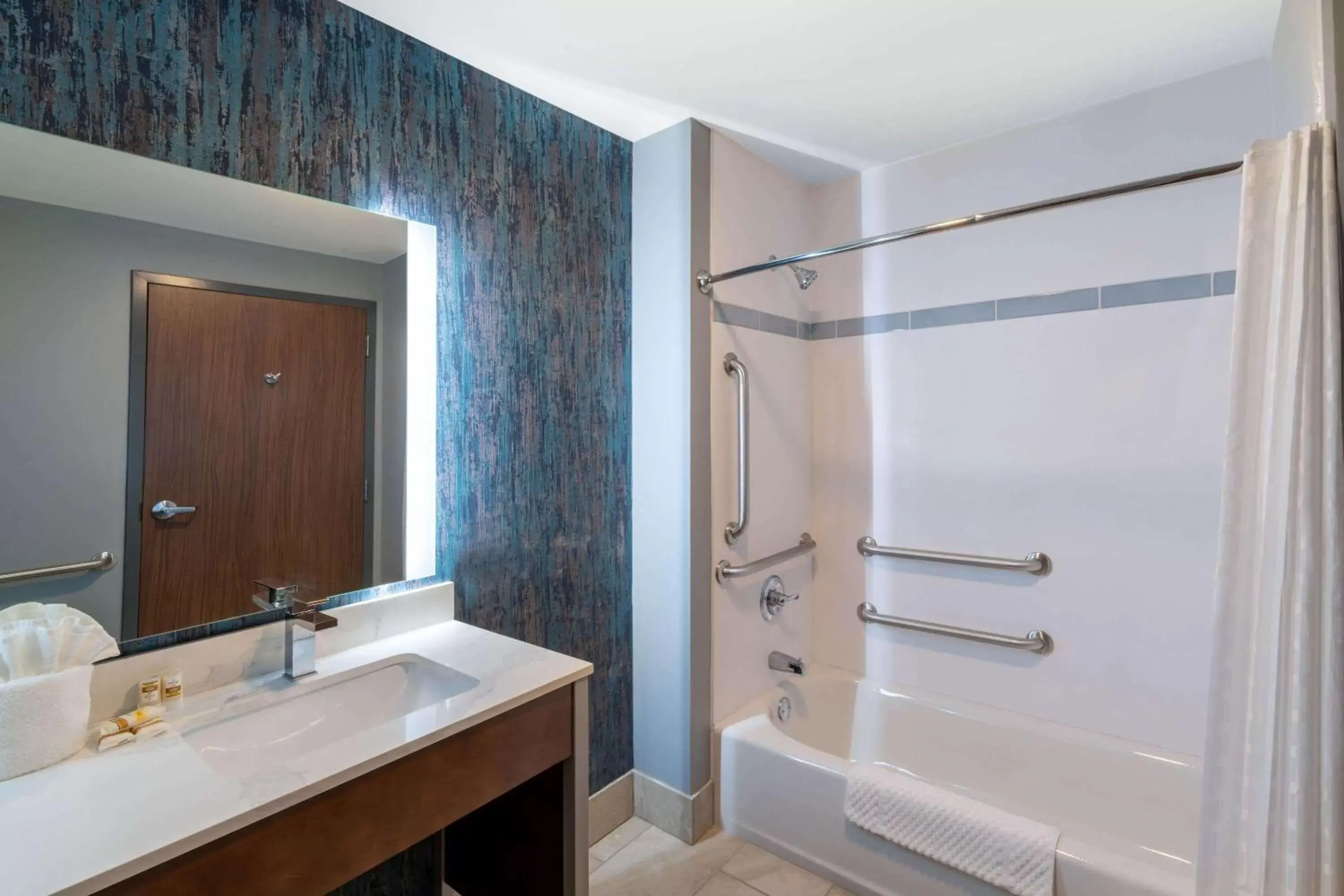 Bathroom in La Quinta Inn & Suites by Wyndham Louisville NE - Old Henry Rd