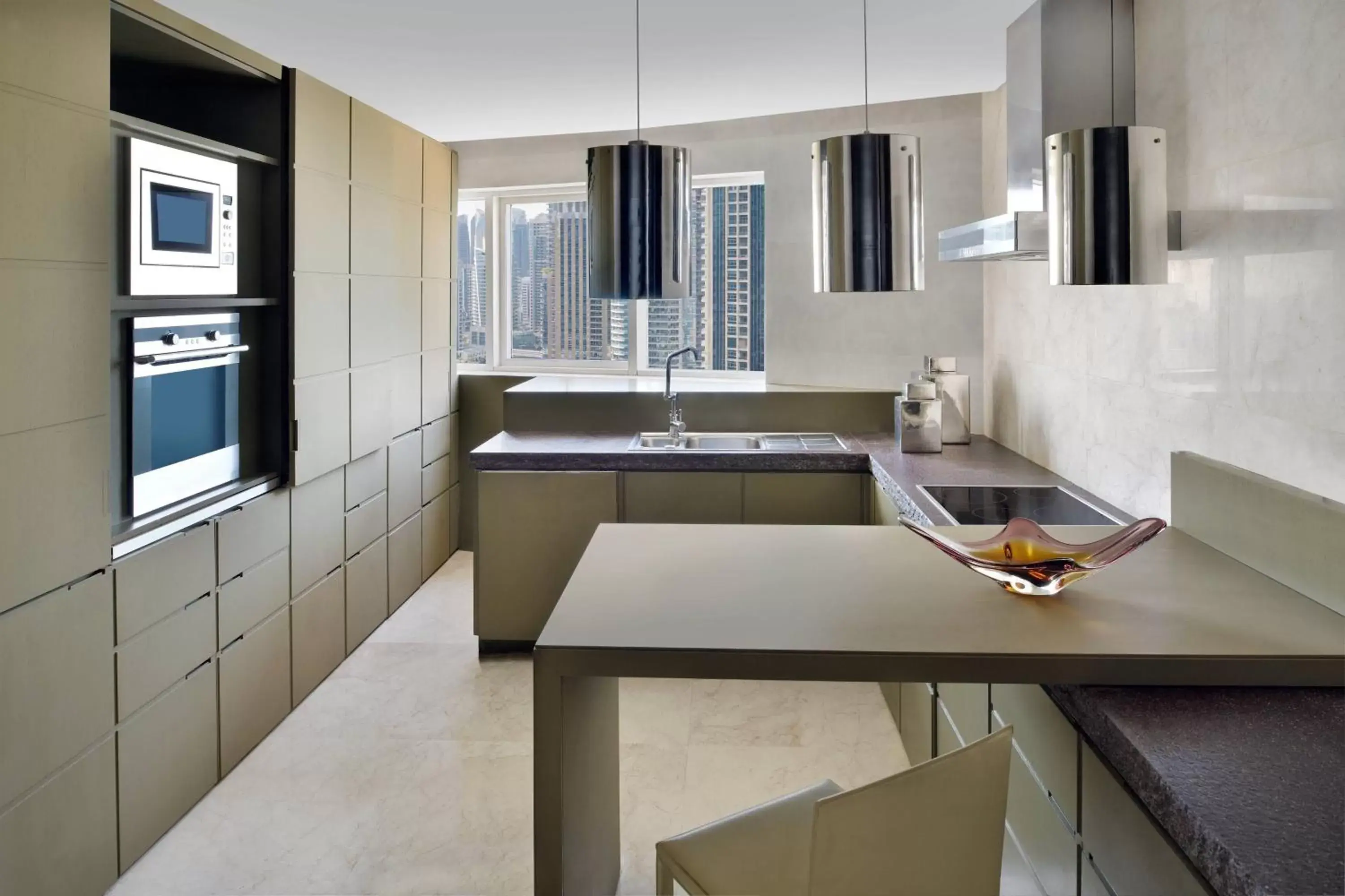 Bedroom, Kitchen/Kitchenette in Dubai Marriott Harbour Hotel And Suites