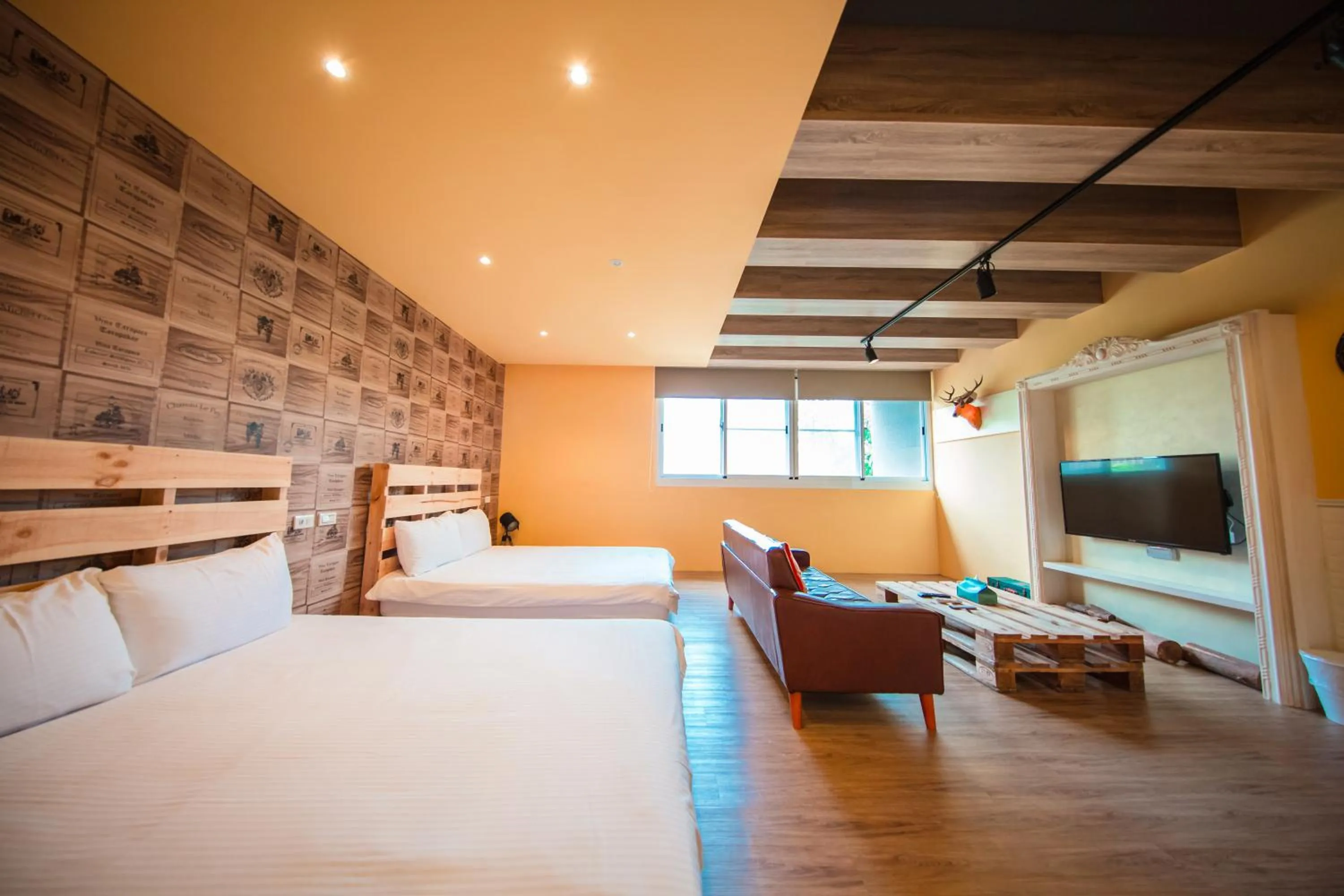 Photo of the whole room, Bed in Urban