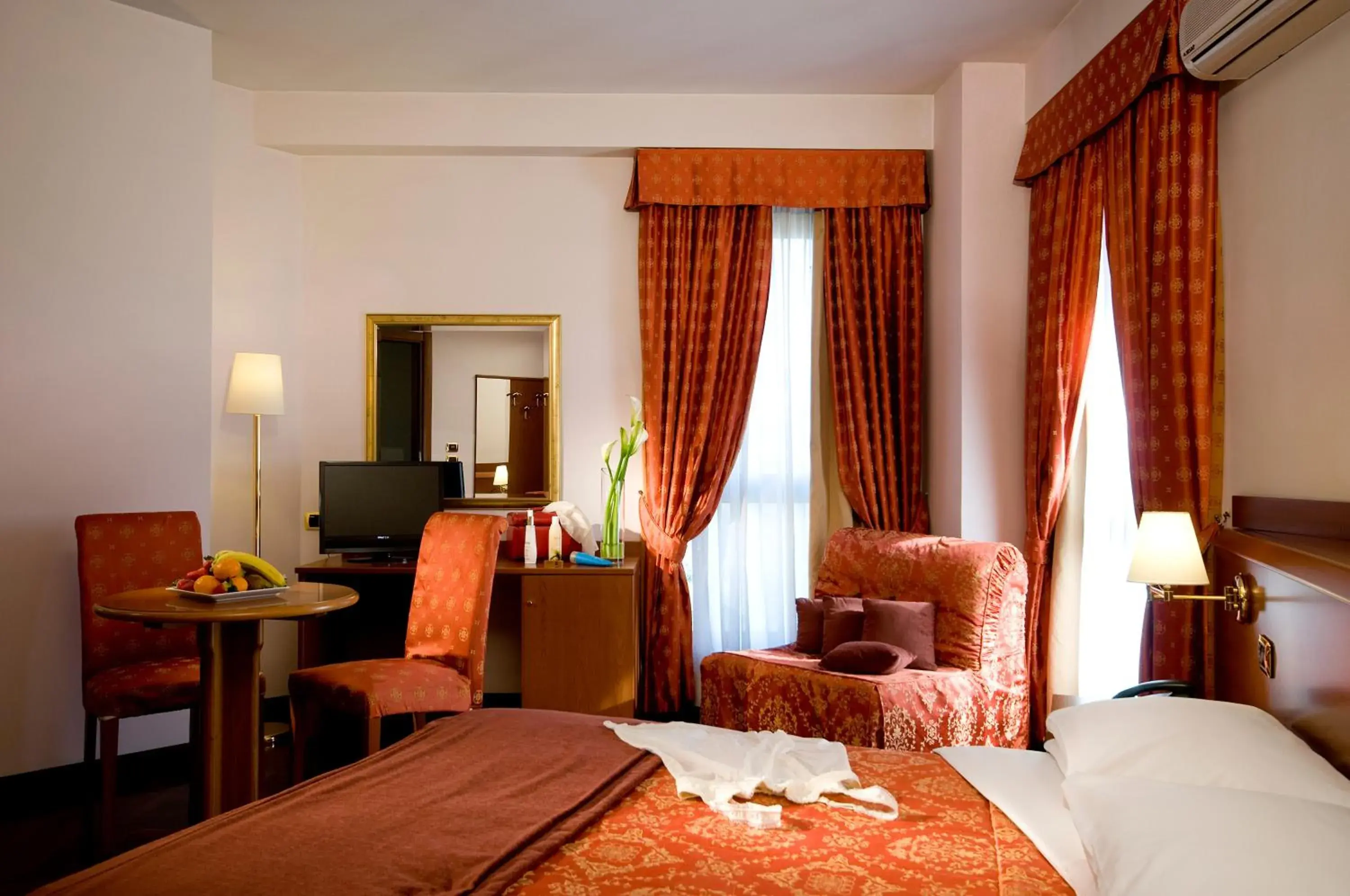 Bed, Seating Area in Hotel Excel Roma Ciampino