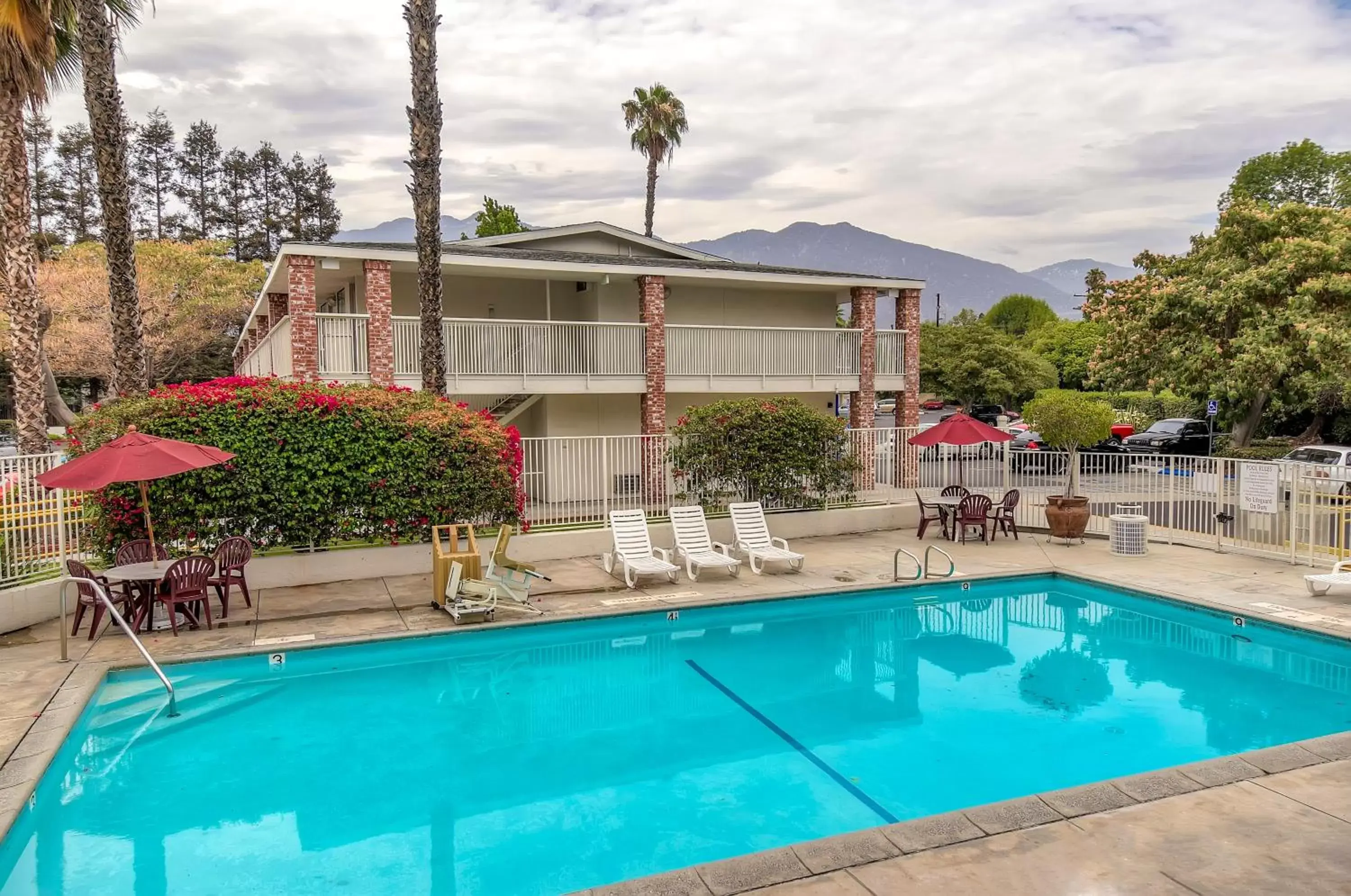 Patio, Swimming Pool in Motel 6-Arcadia, CA - Los Angeles - Pasadena Area